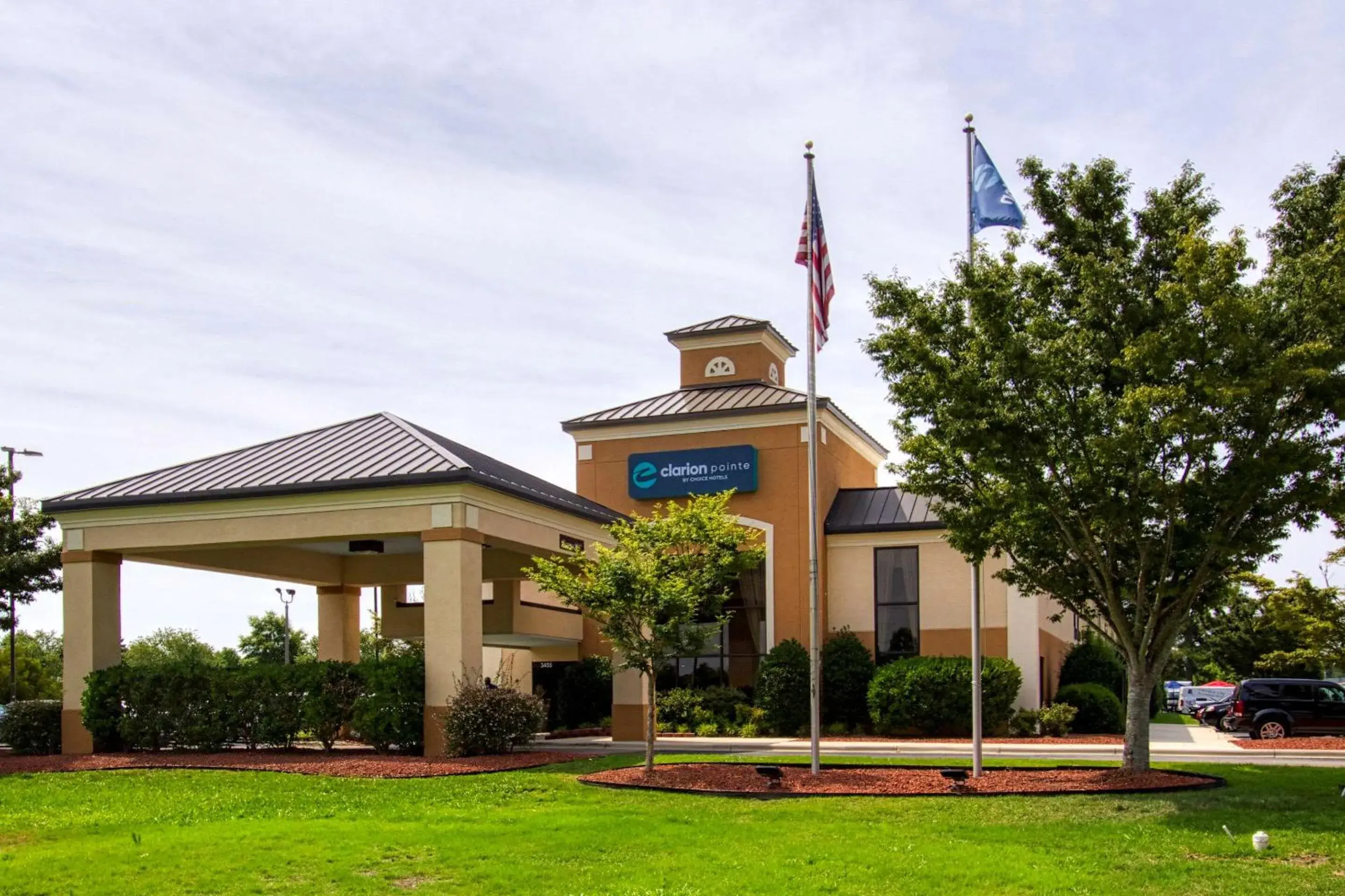 Property building in Clarion Pointe New Bern Property building in Clarion Pointe New Bern
