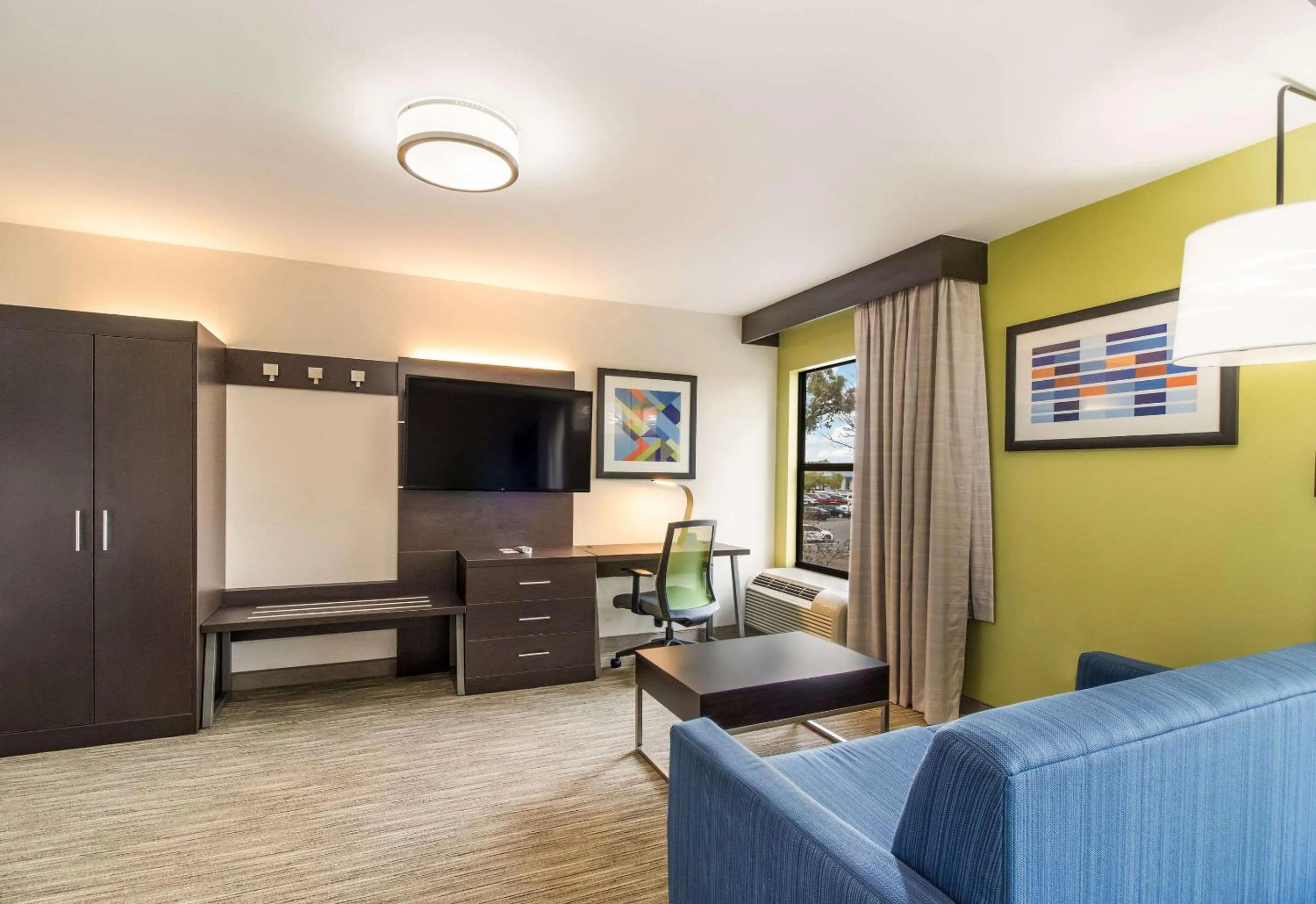 Photo of the whole room in Clarion Pointe New Bern