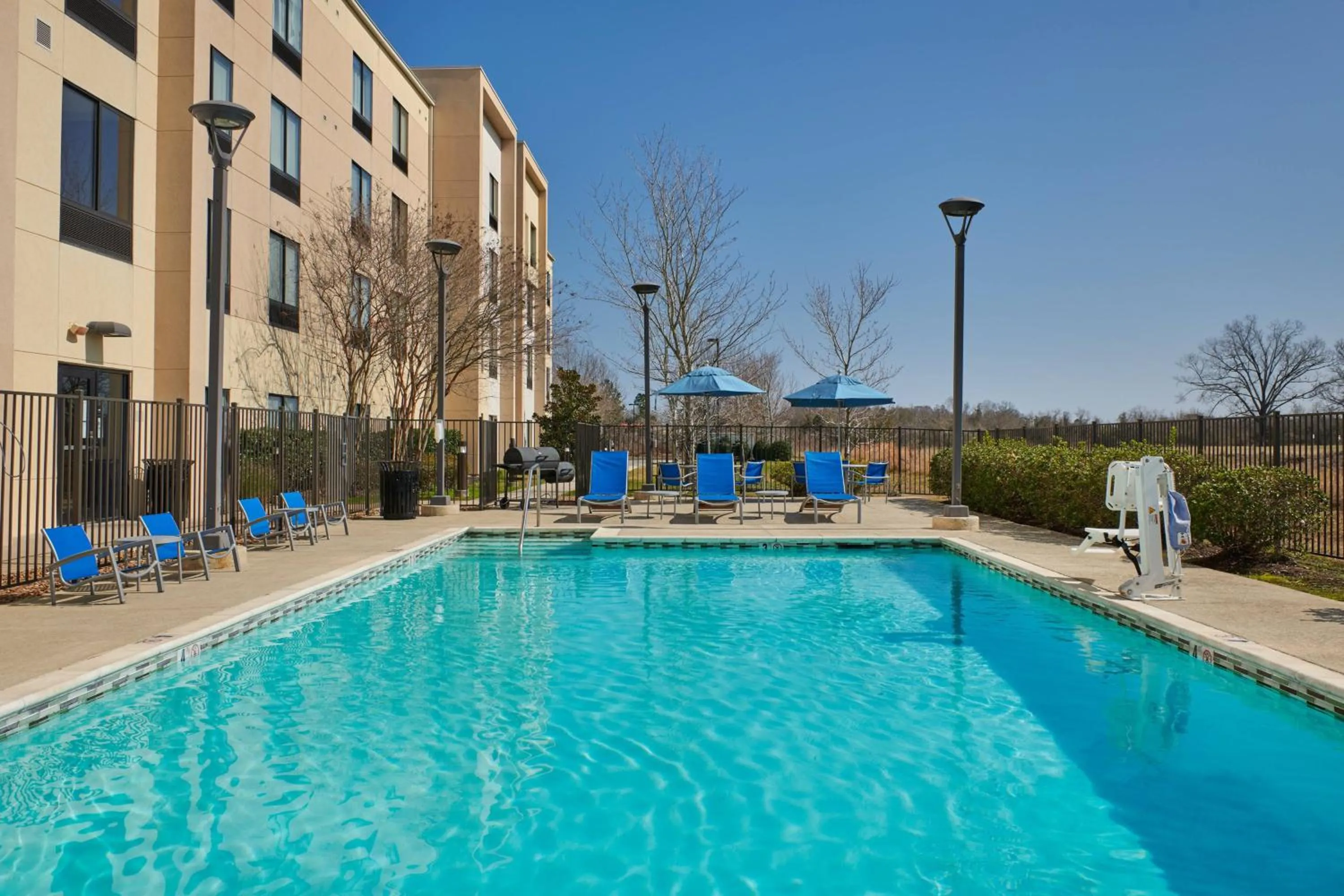 Swimming pool in SpringHill Suites by Marriott Baton Rouge North / Airport