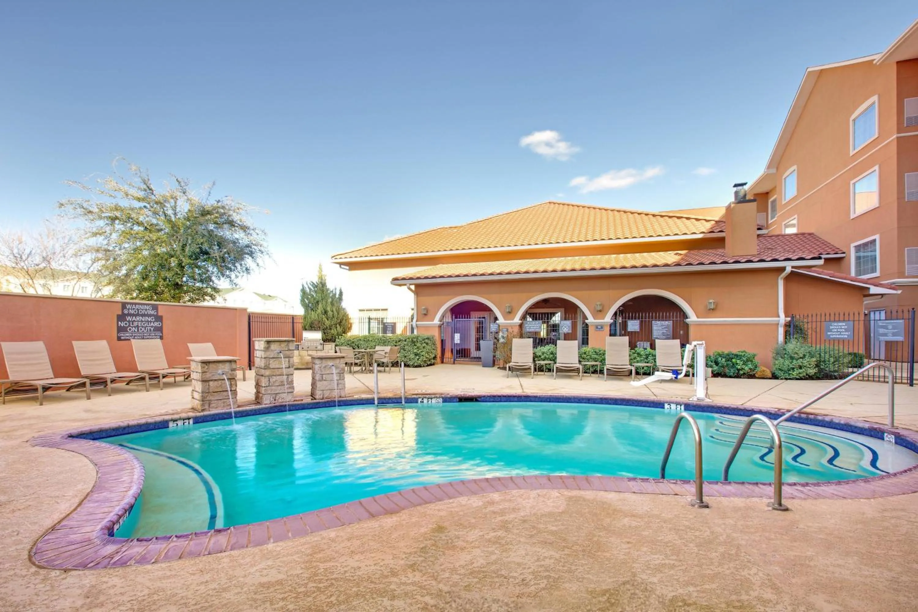 Swimming pool in Residence Inn Midland