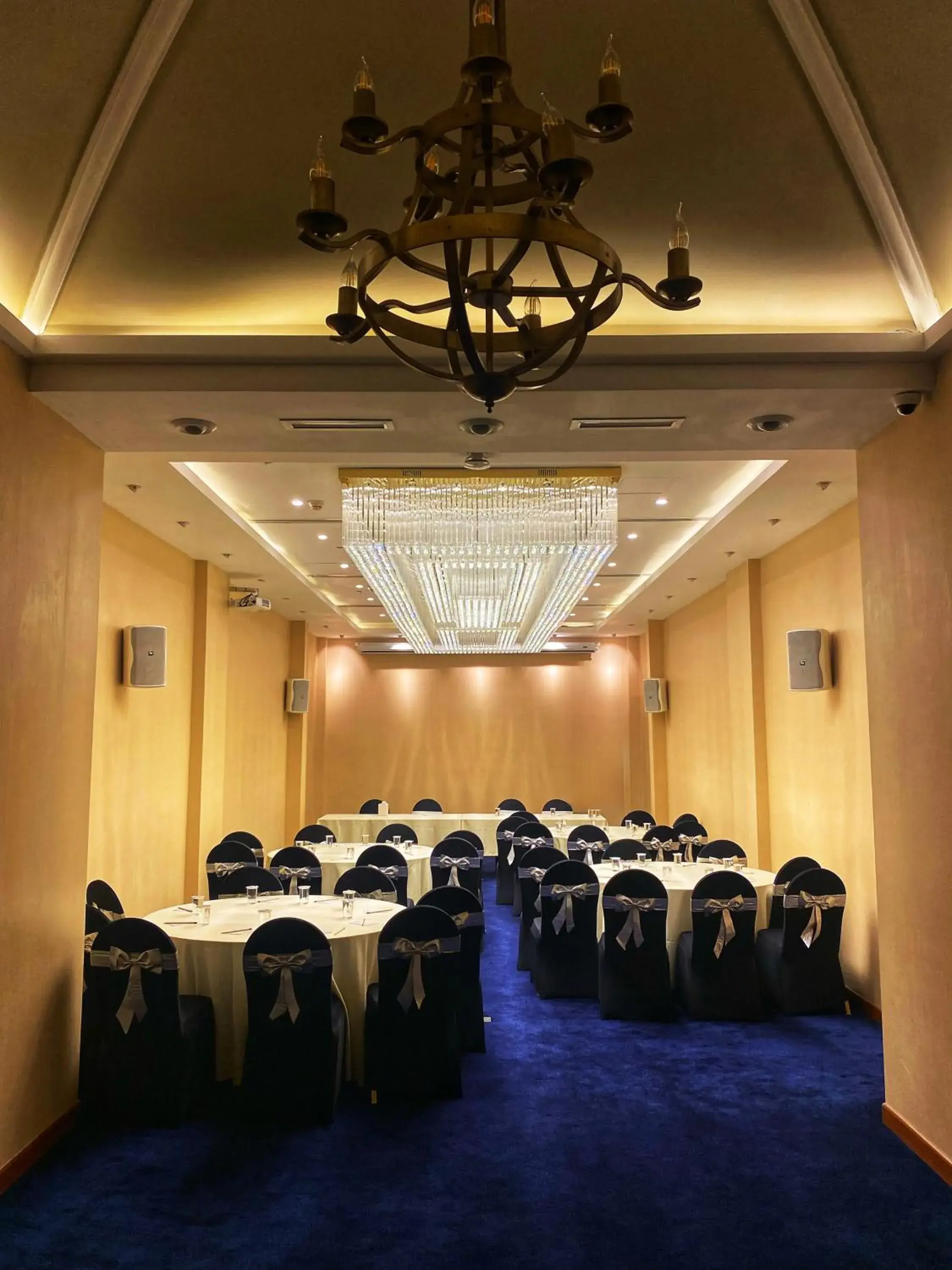 Fairway Colombo - Sri Lanka's First Hotel With Robot Technology Fairway Colombo - Sri Lanka's First Hotel With Robot Technology