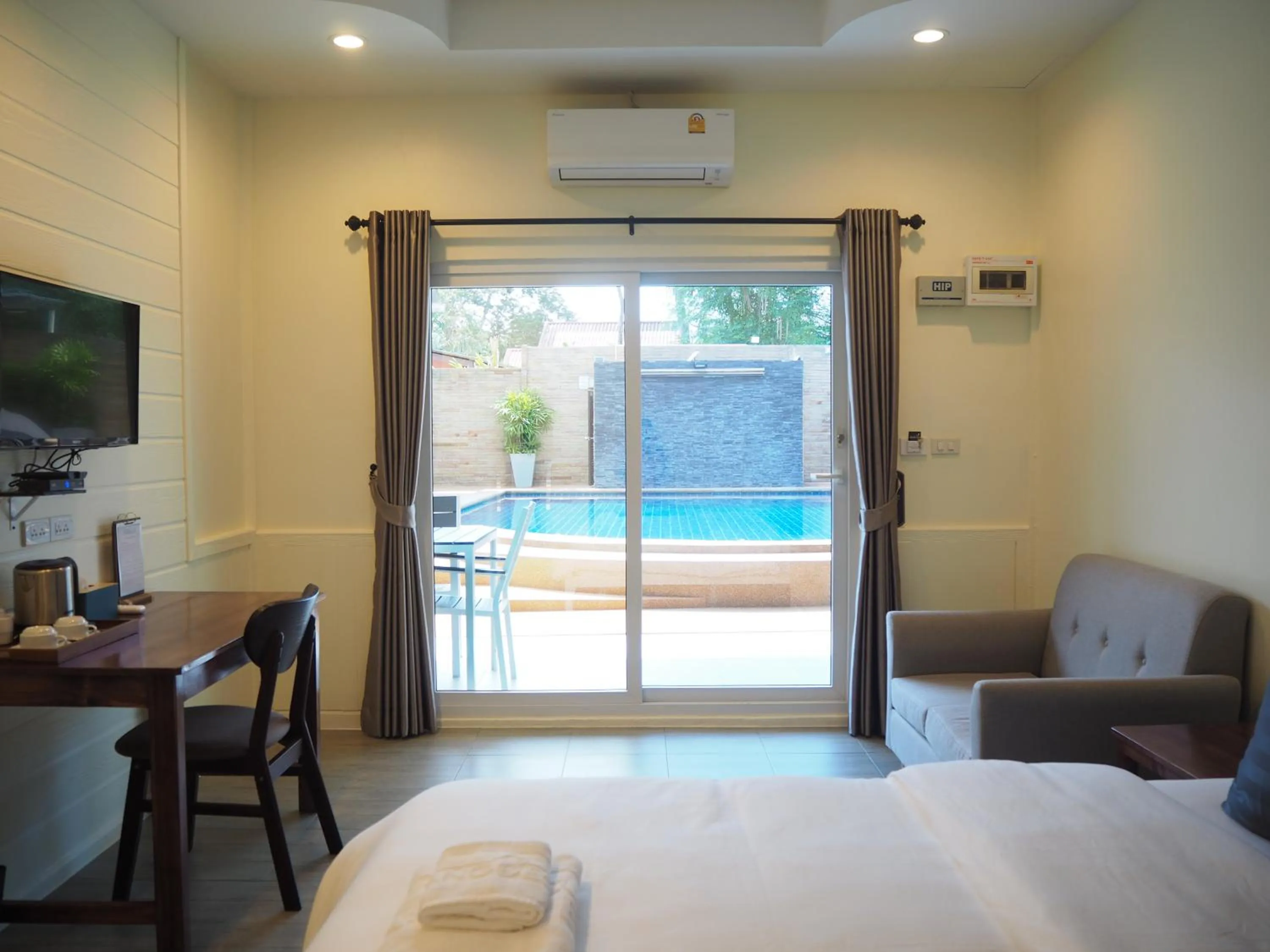 Pool view, Bed in Mangoes Pattaya