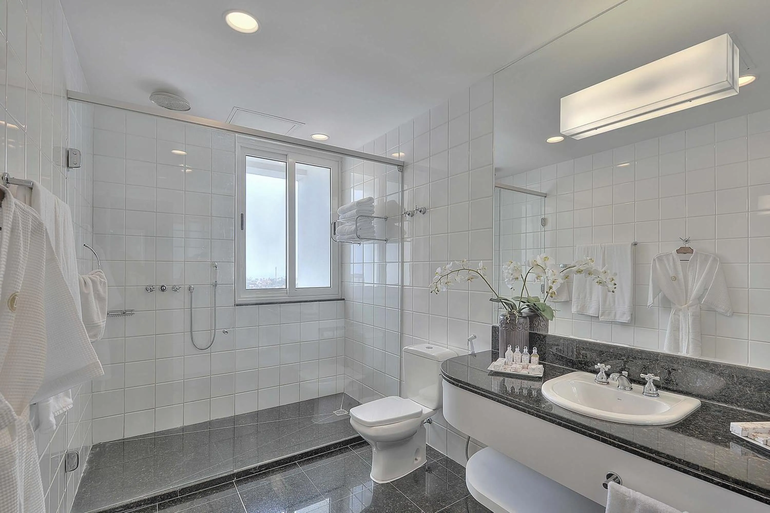 Shower in Hotel Deville Prime Salvador