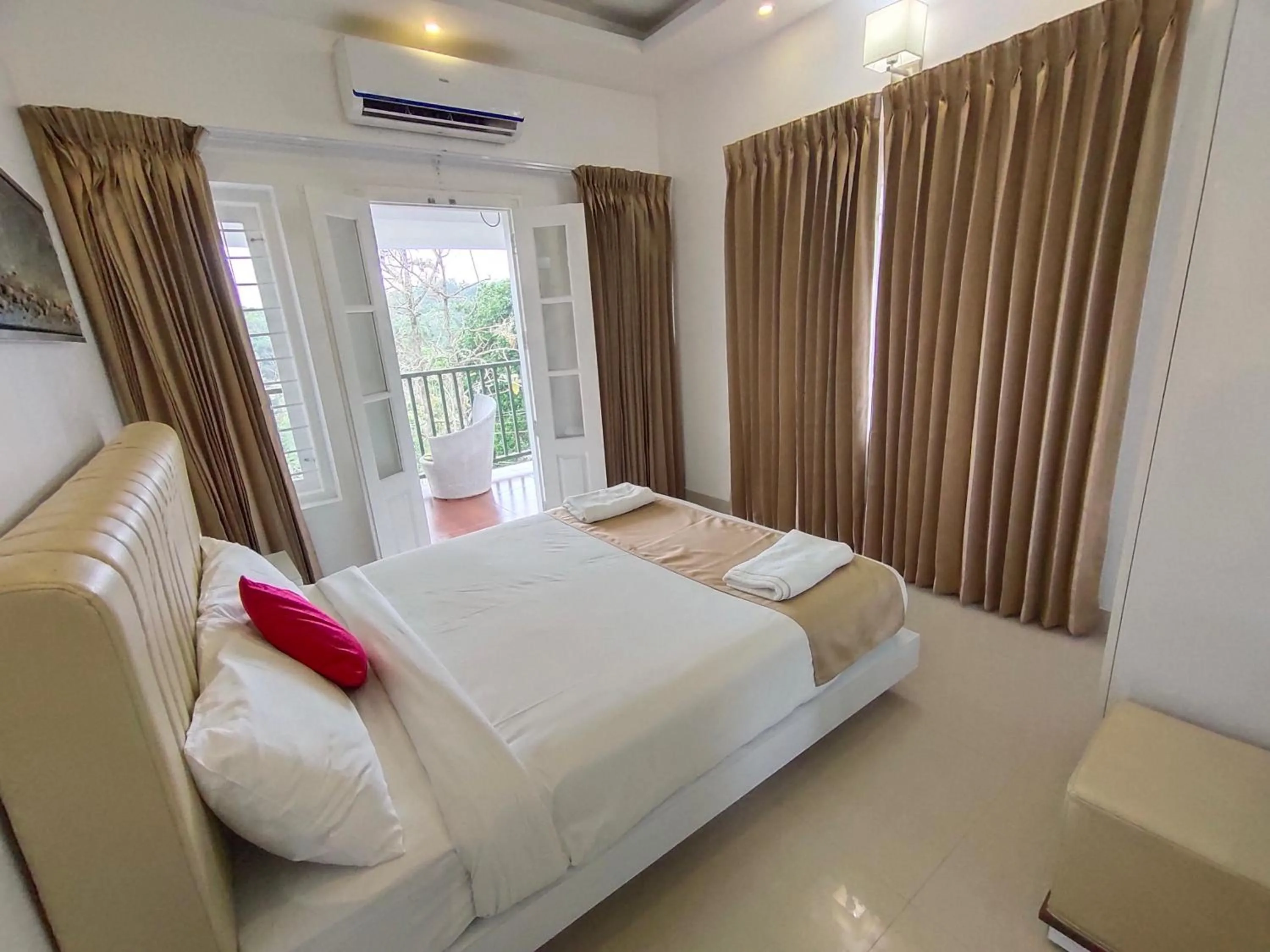 Bedroom, Bed in Le Villagio Resort & Domes