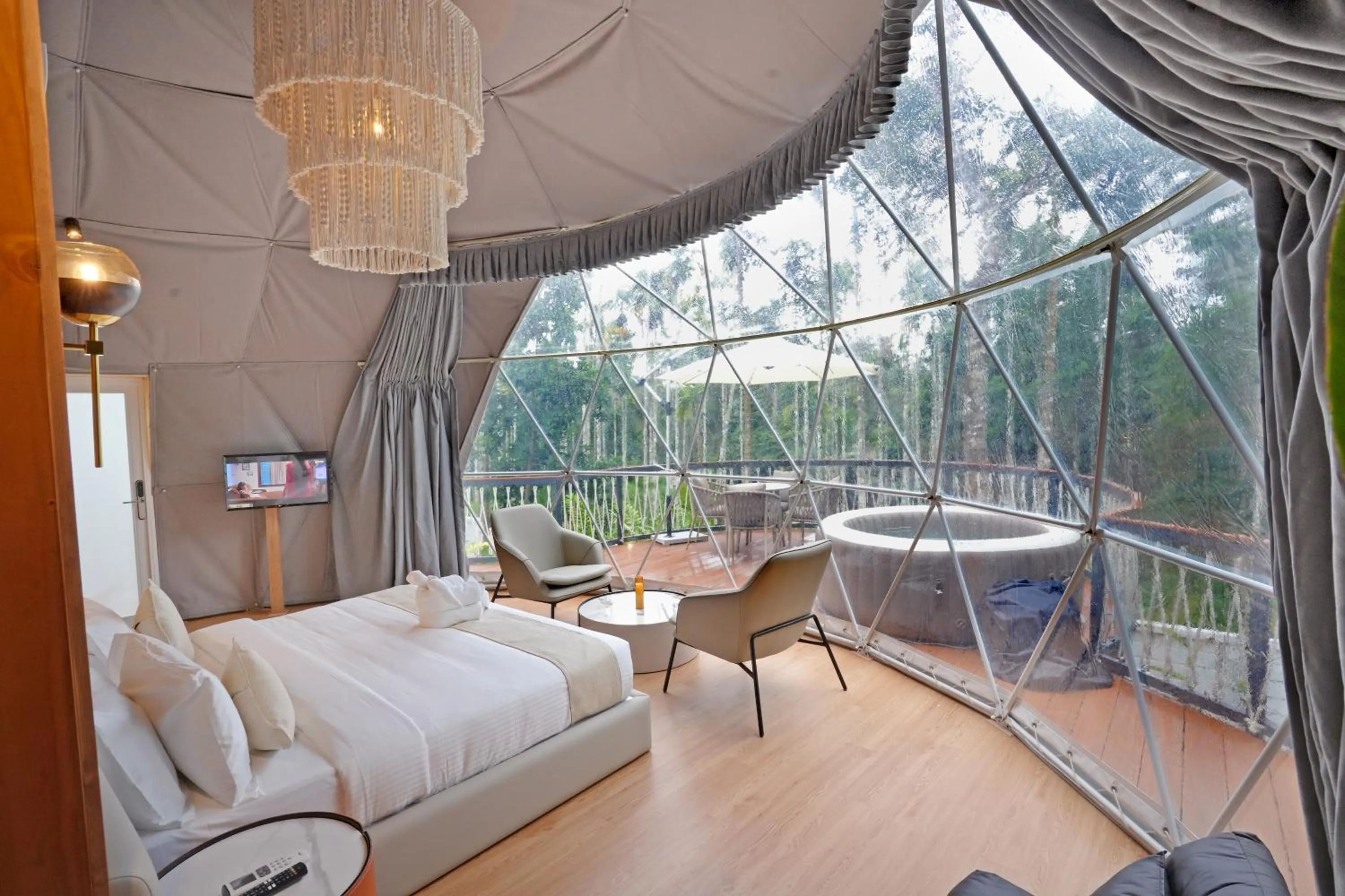 Hot Tub, Bed in Le Villagio Resort & Domes