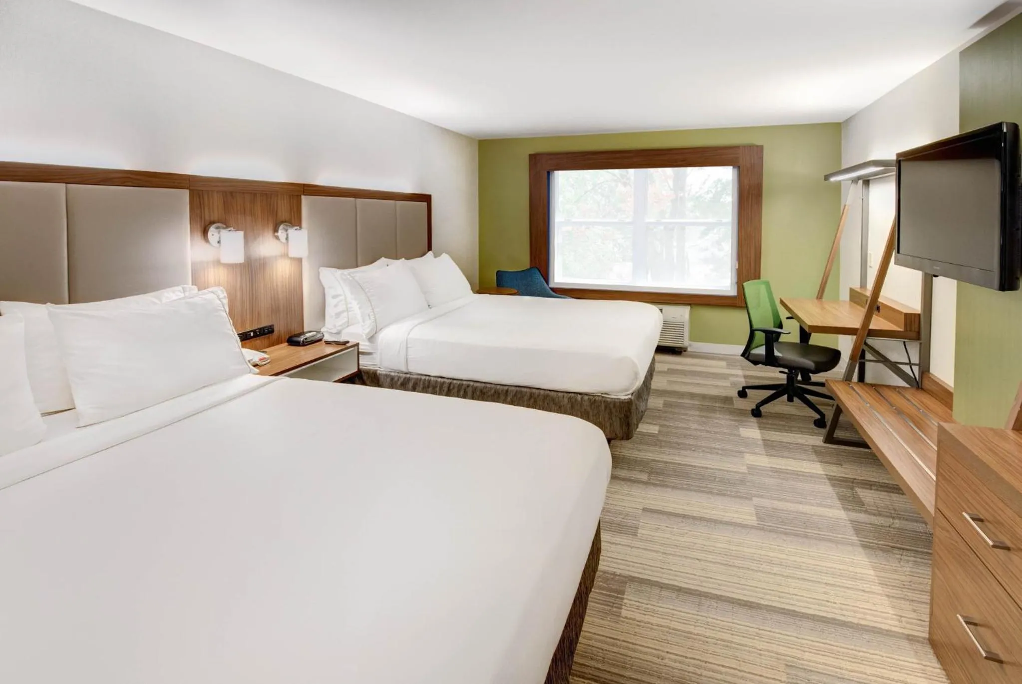 Photo of the whole room, Bed in Holiday Inn Express Woodbridge by IHG