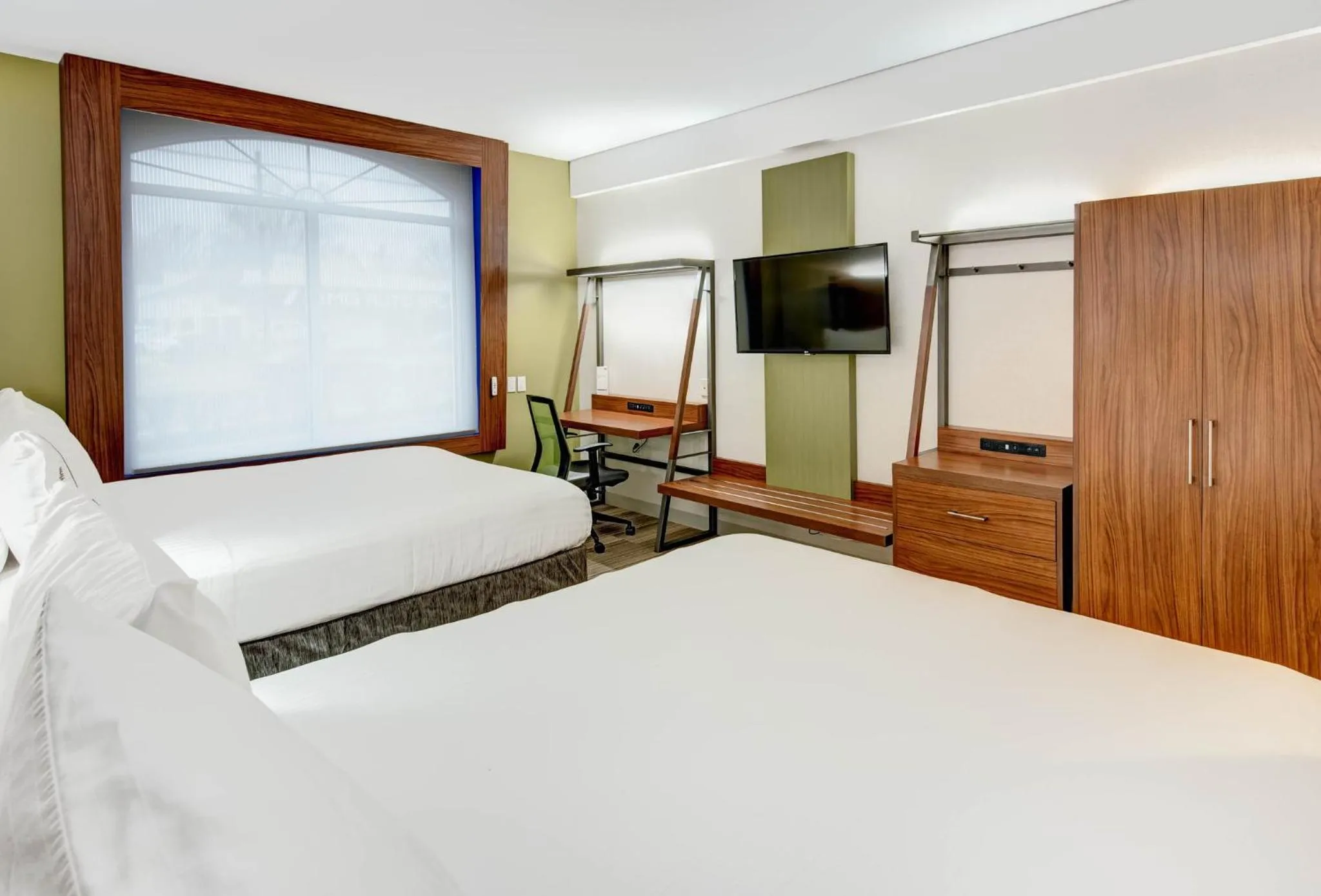 Photo of the whole room, Bed in Holiday Inn Express Woodbridge by IHG