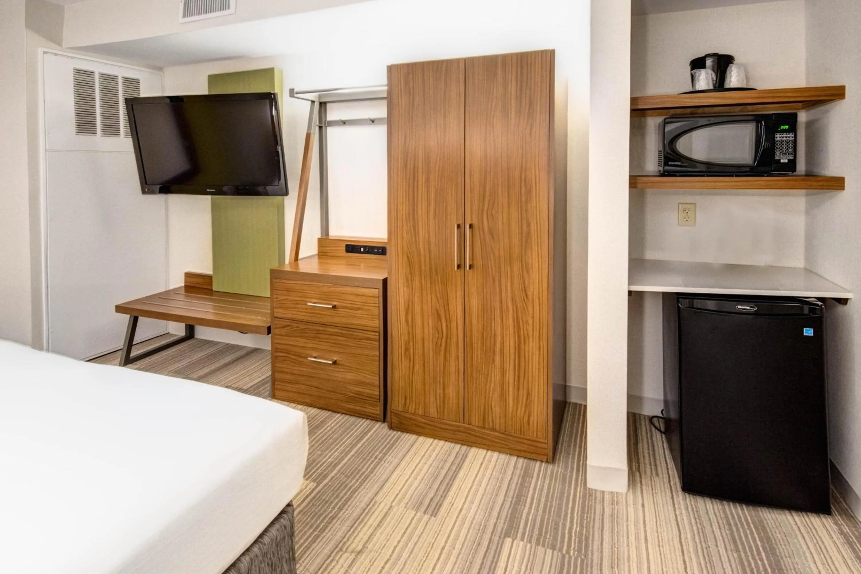 Bedroom, Bed in Holiday Inn Express Woodbridge by IHG