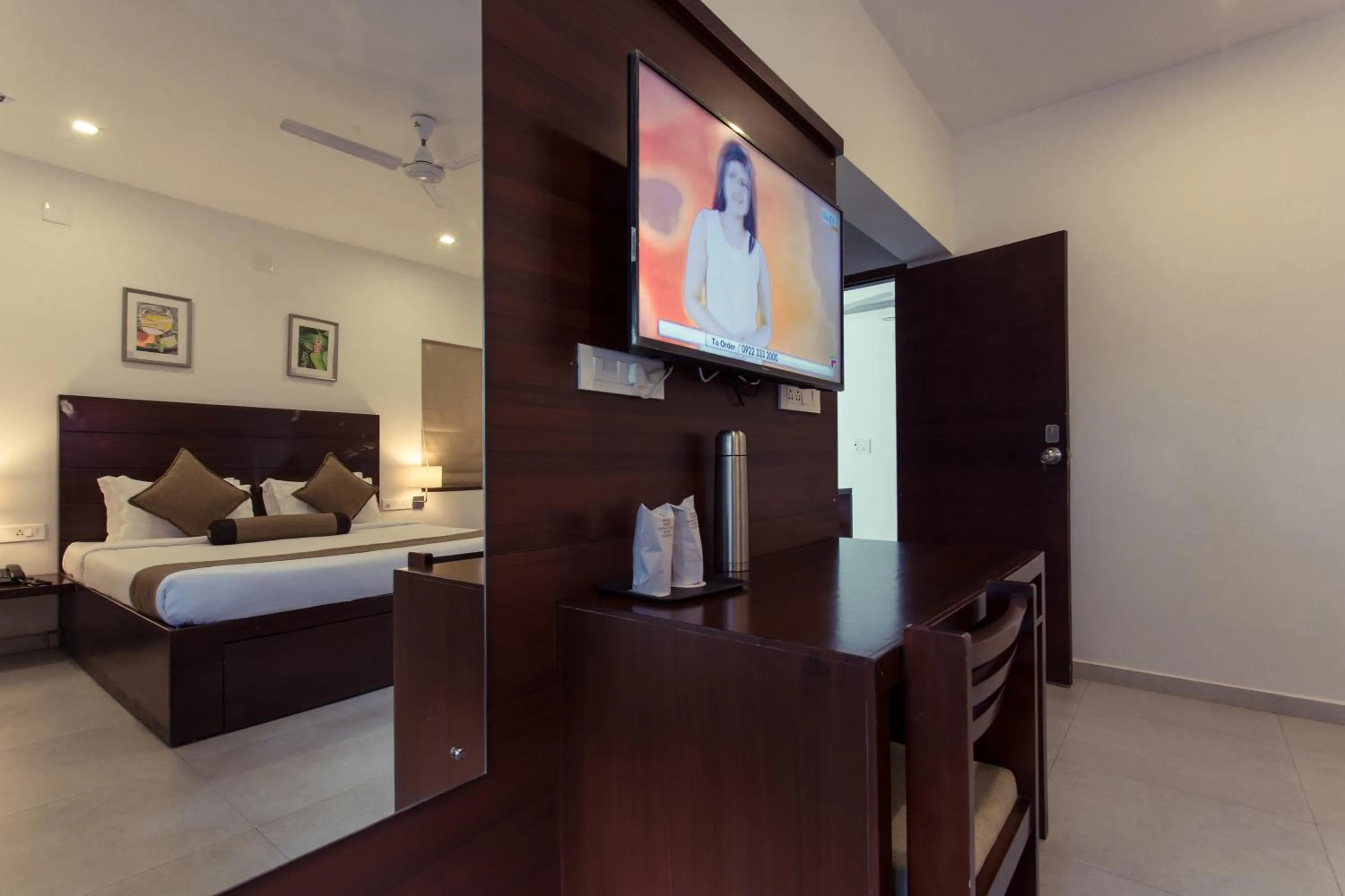 TV and multimedia, Bed in Crayons Guest House Munnar