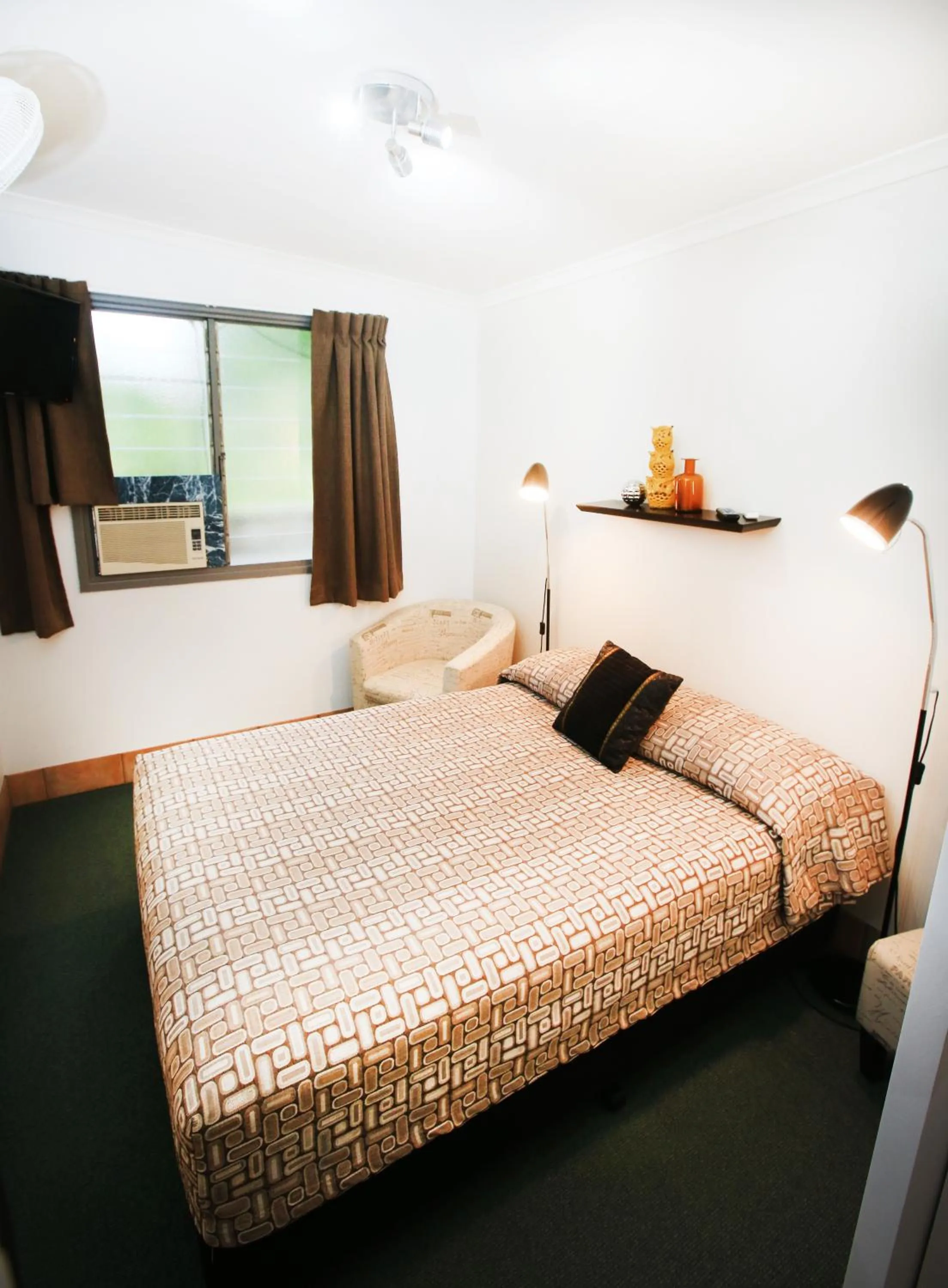 Bedroom, Bed in Central Motel Gin Gin