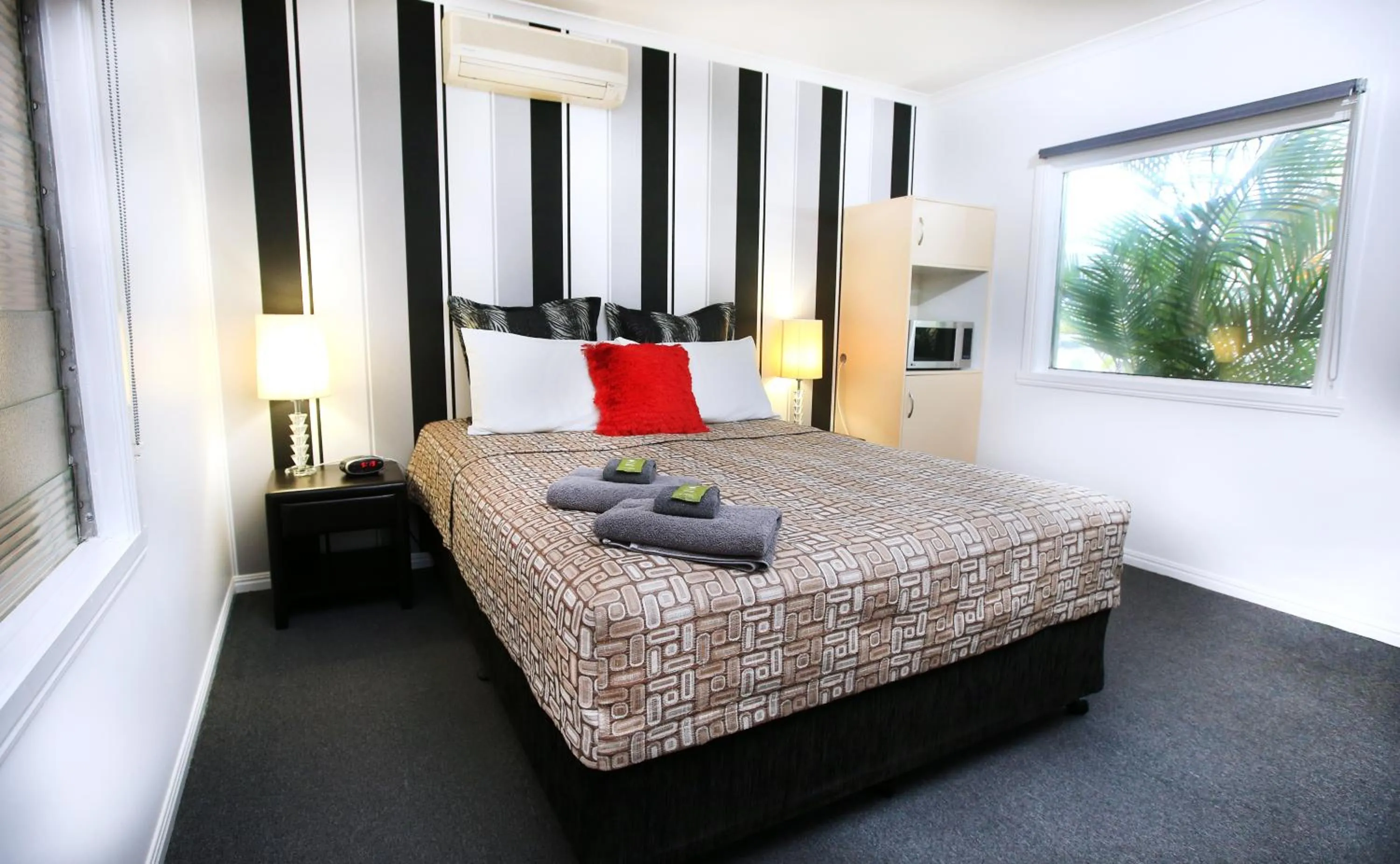 Bedroom, Bed in Central Motel Gin Gin