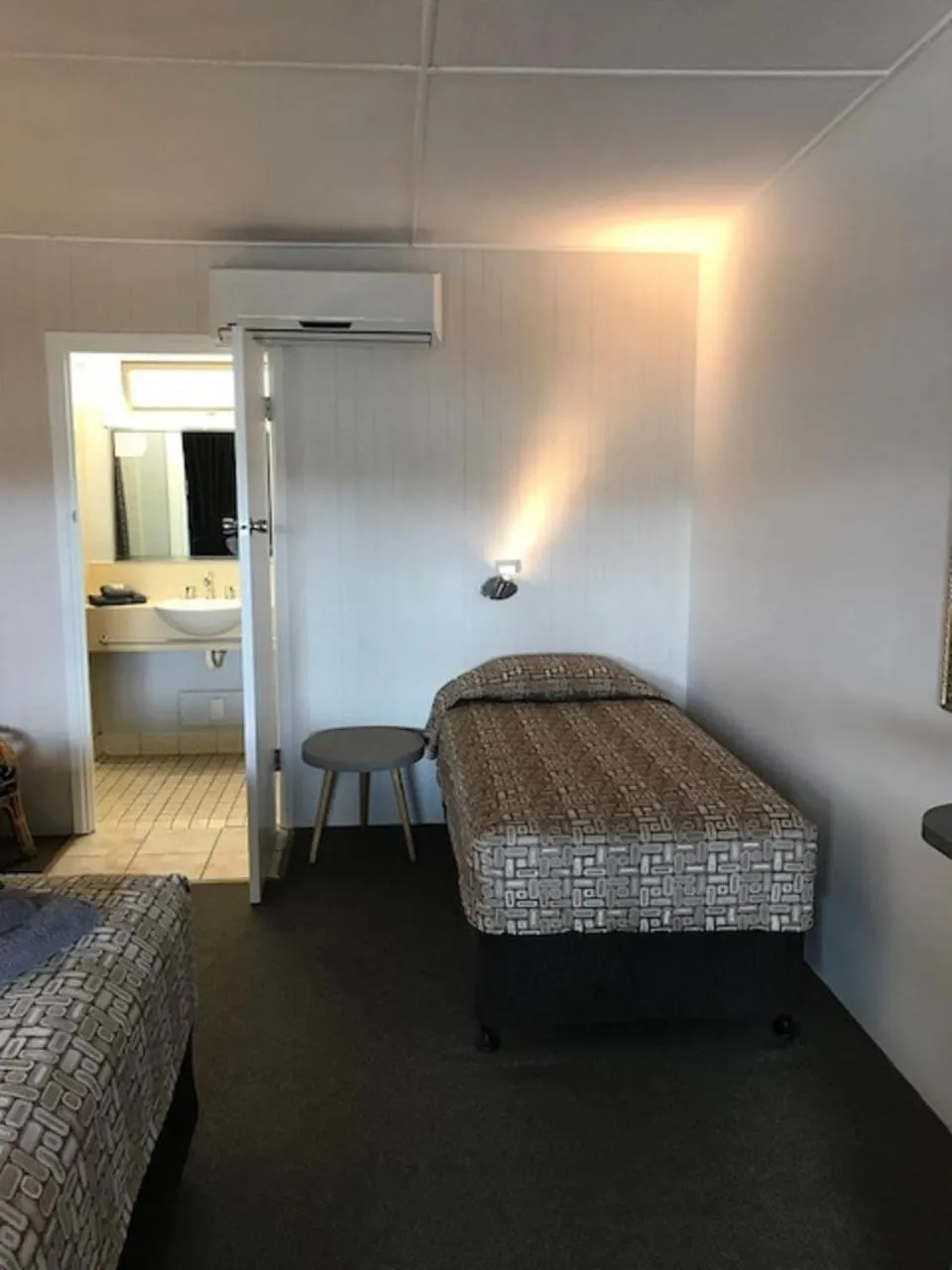 Bedroom, Bed in Central Motel Gin Gin