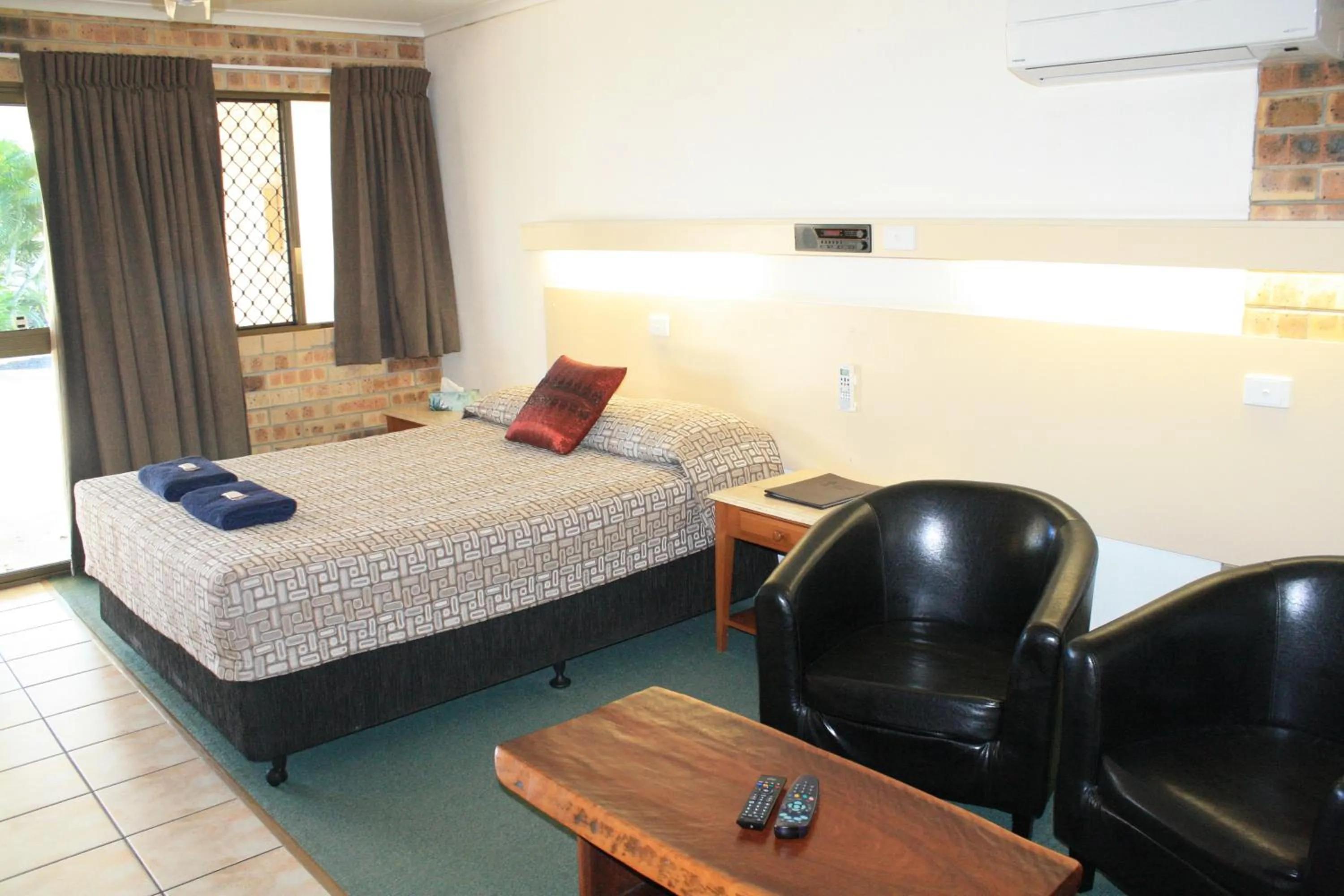 Bedroom, Bed in Central Motel Gin Gin