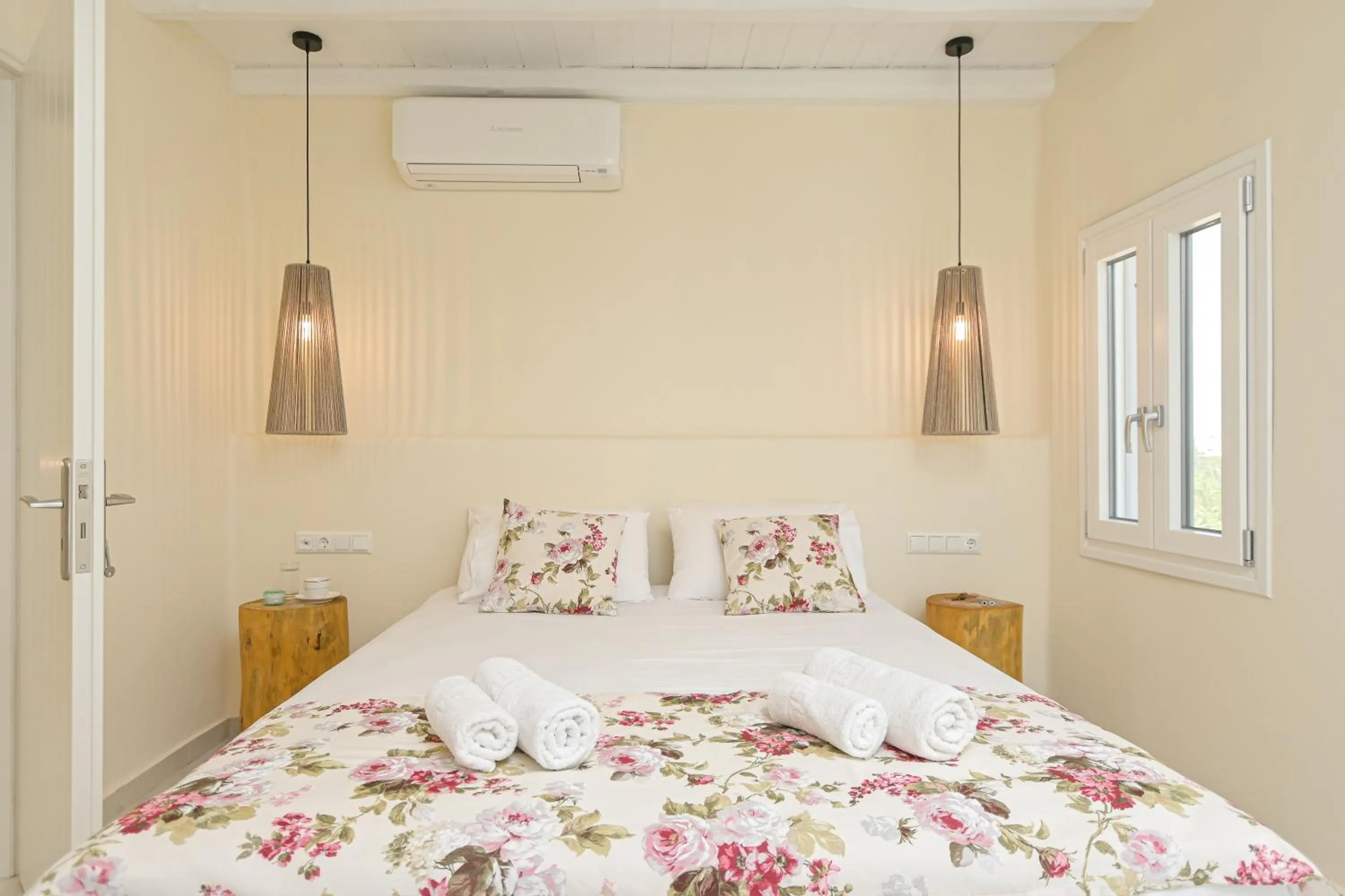 Bed in Naxian Queen Luxury Villas & Suites