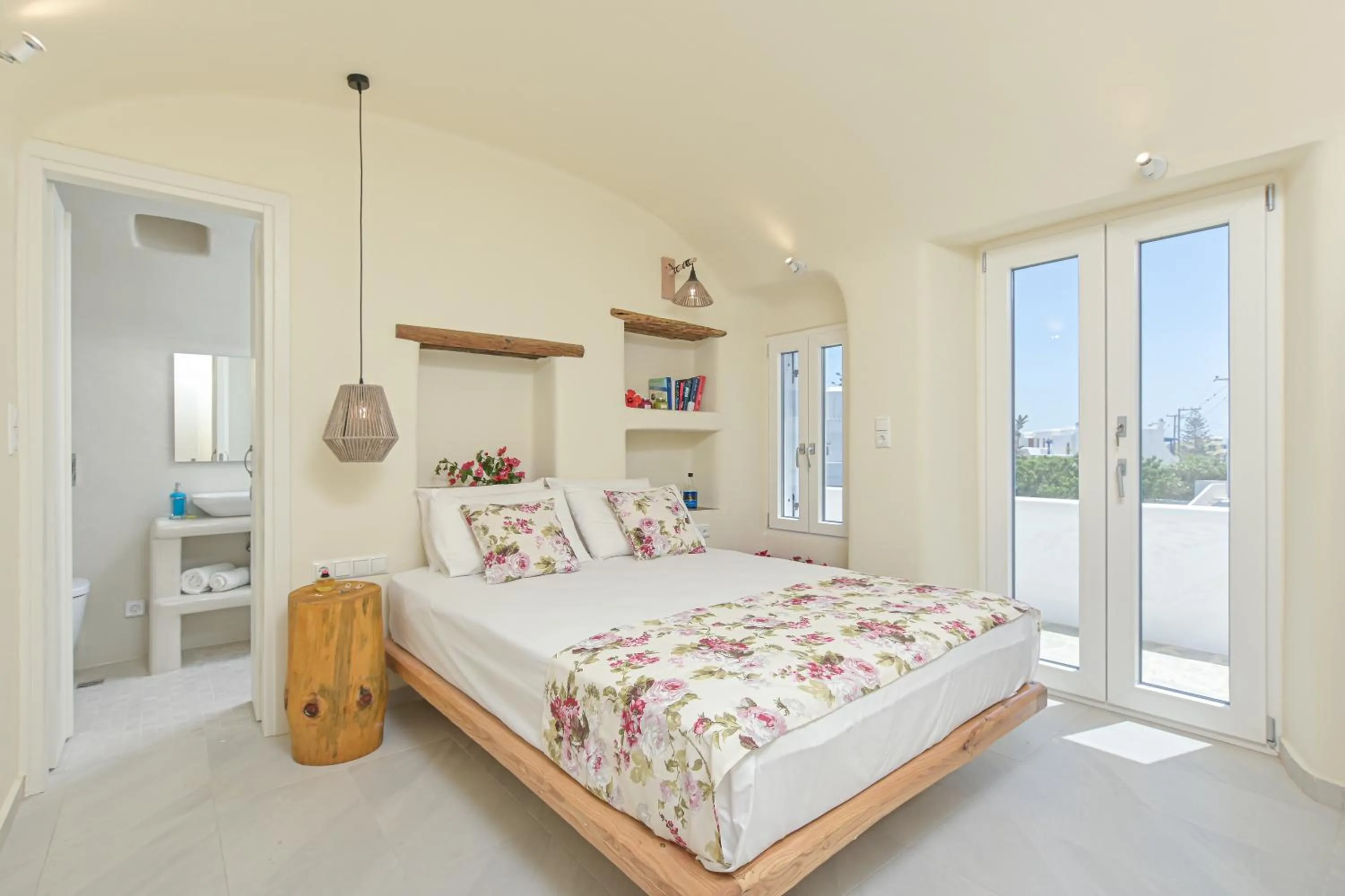 Photo of the whole room, Bed in Naxian Queen Luxury Villas & Suites