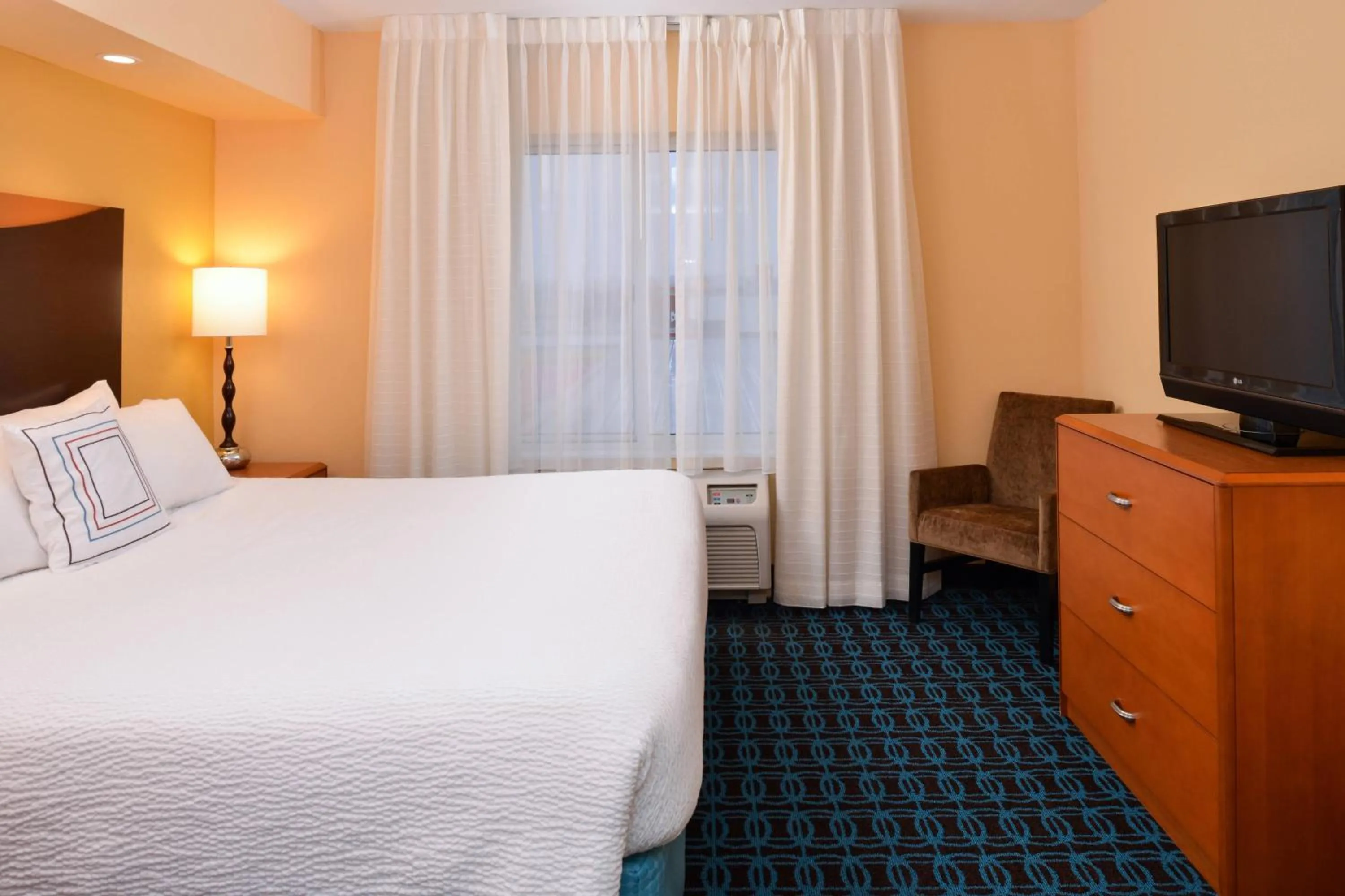 Photo of the whole room, Bed in Fairfield Inn and Suites by Marriott Fort Wayne