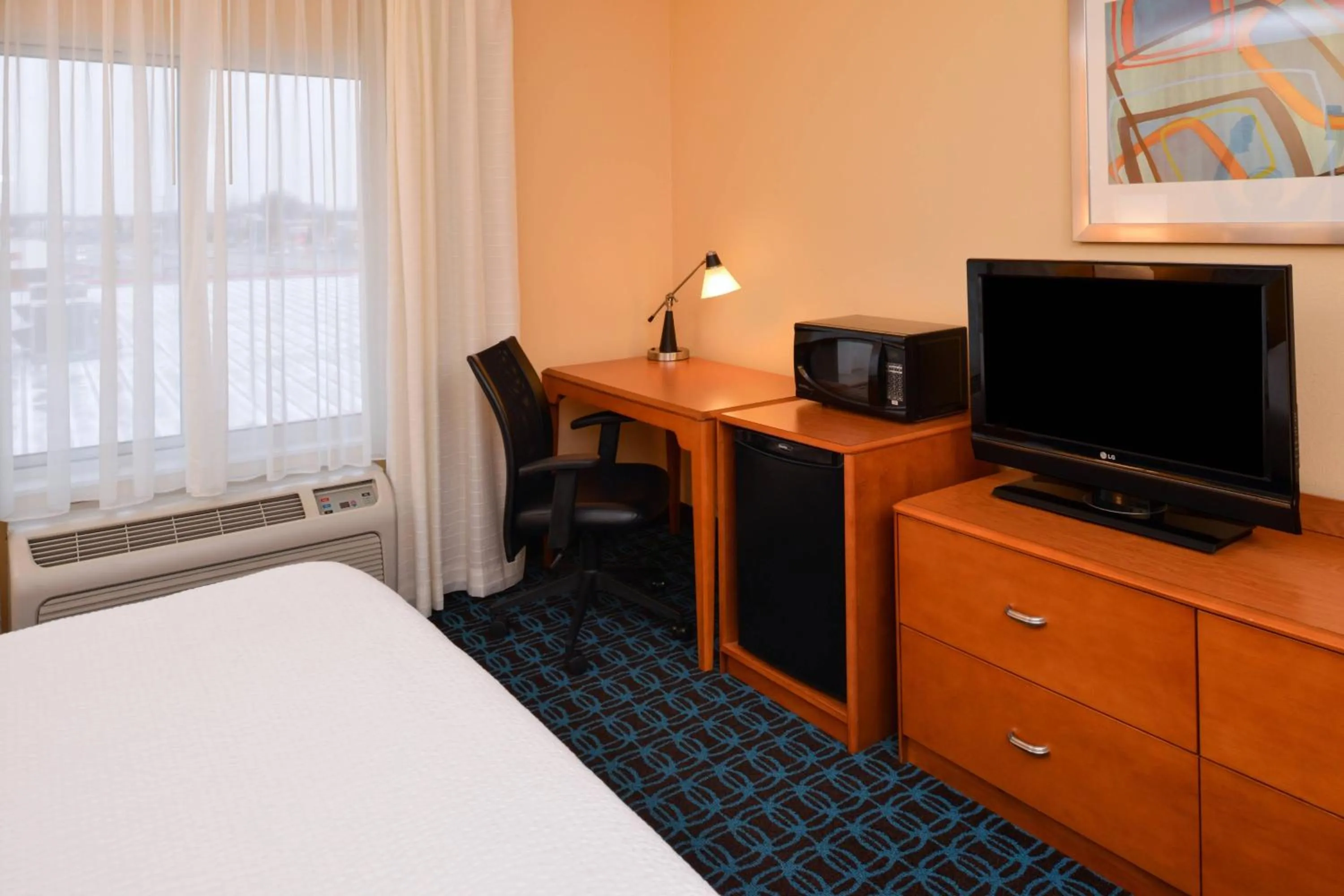 Photo of the whole room, Bed in Fairfield Inn and Suites by Marriott Fort Wayne