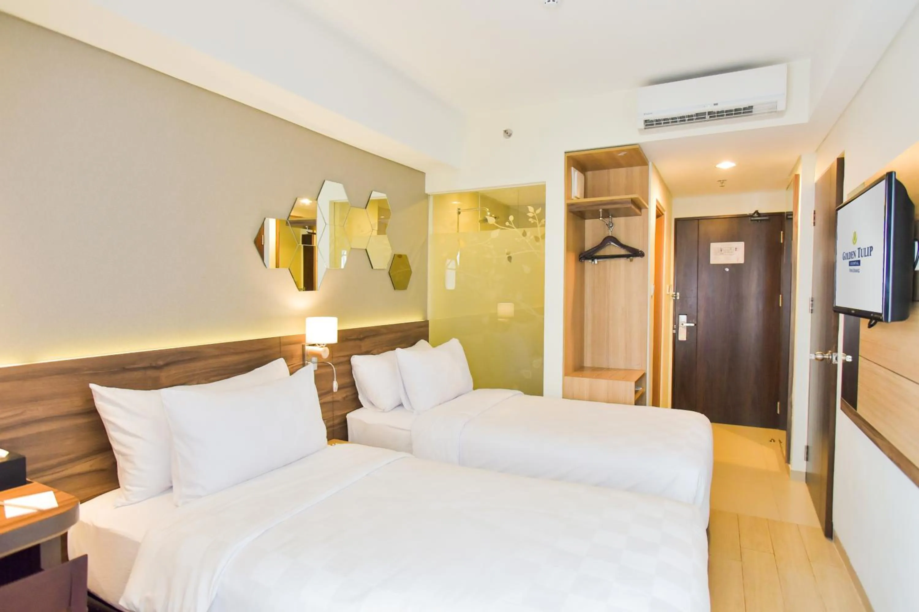 Bathroom, Bed in Golden Tulip Essential Tangerang