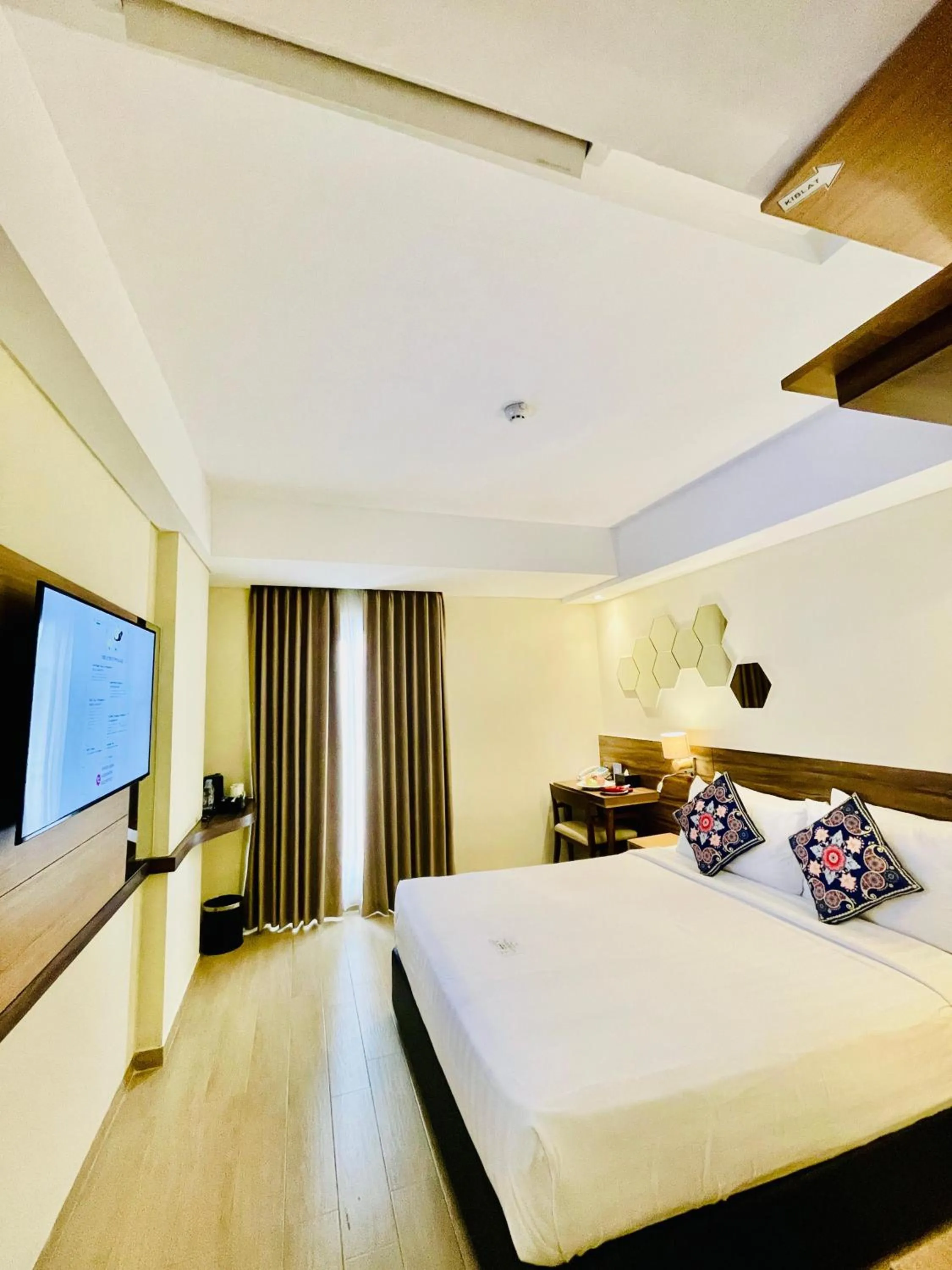Bedroom, Bed in Golden Tulip Essential Tangerang