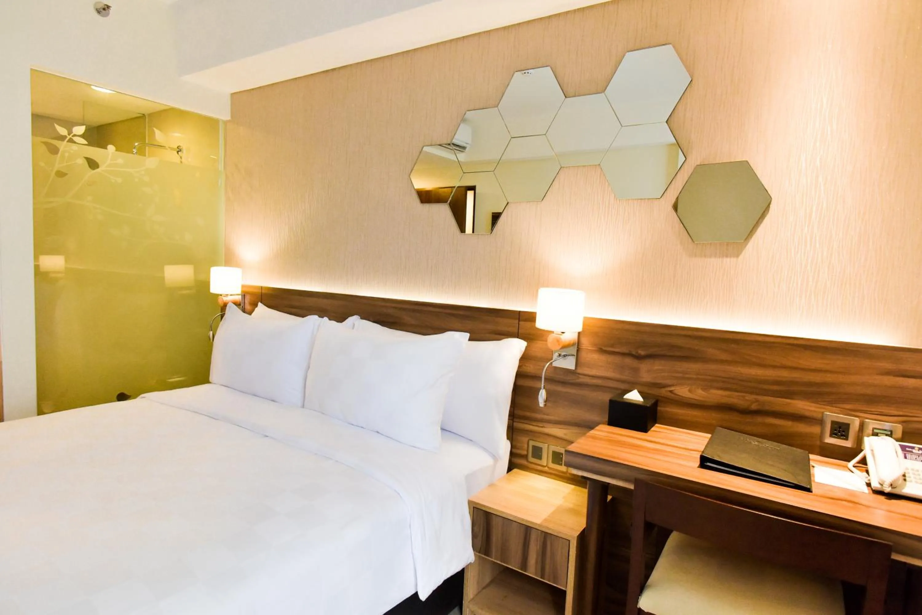 Bathroom, Bed in Golden Tulip Essential Tangerang