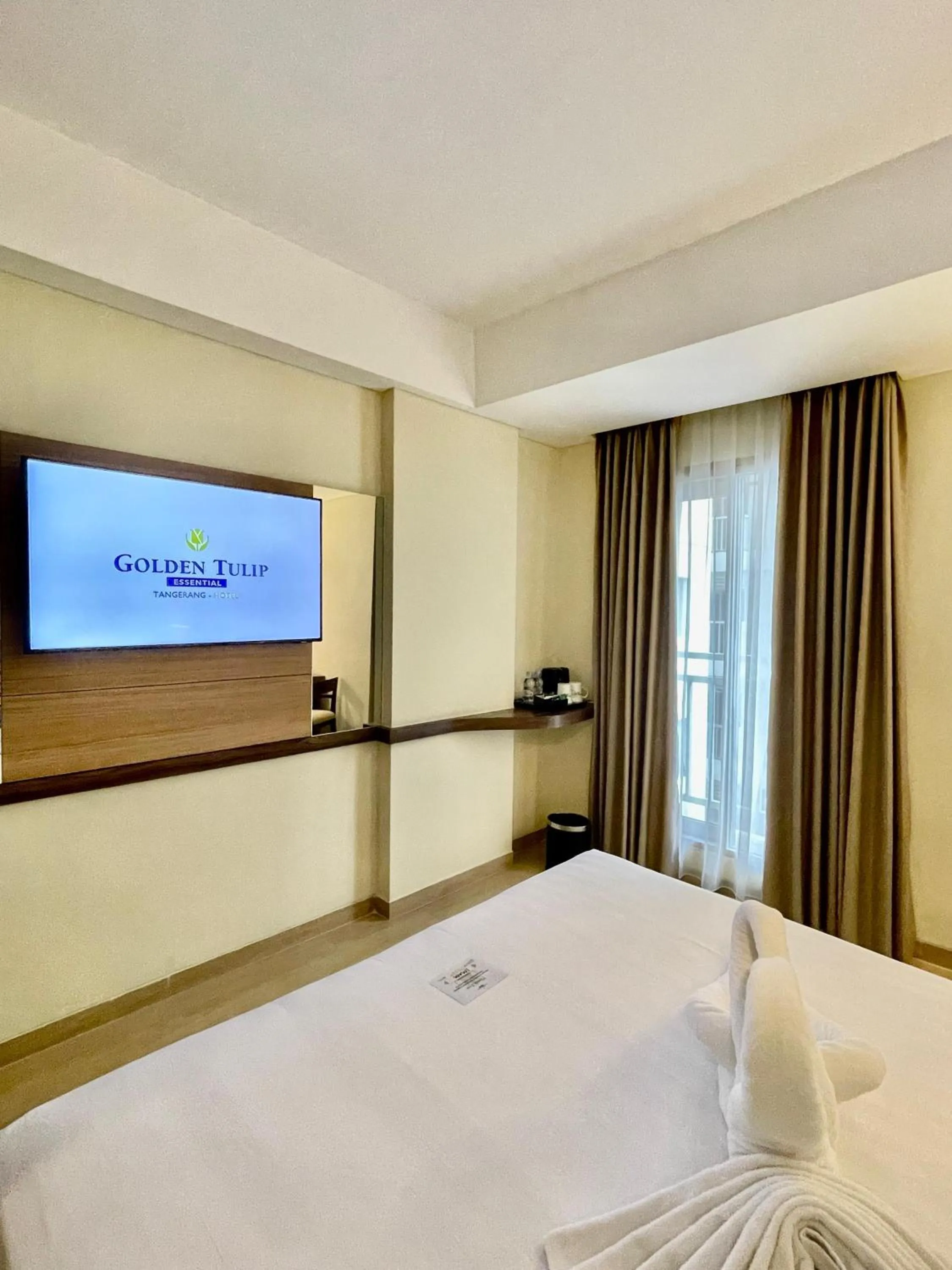 Photo of the whole room, Bed in Golden Tulip Essential Tangerang