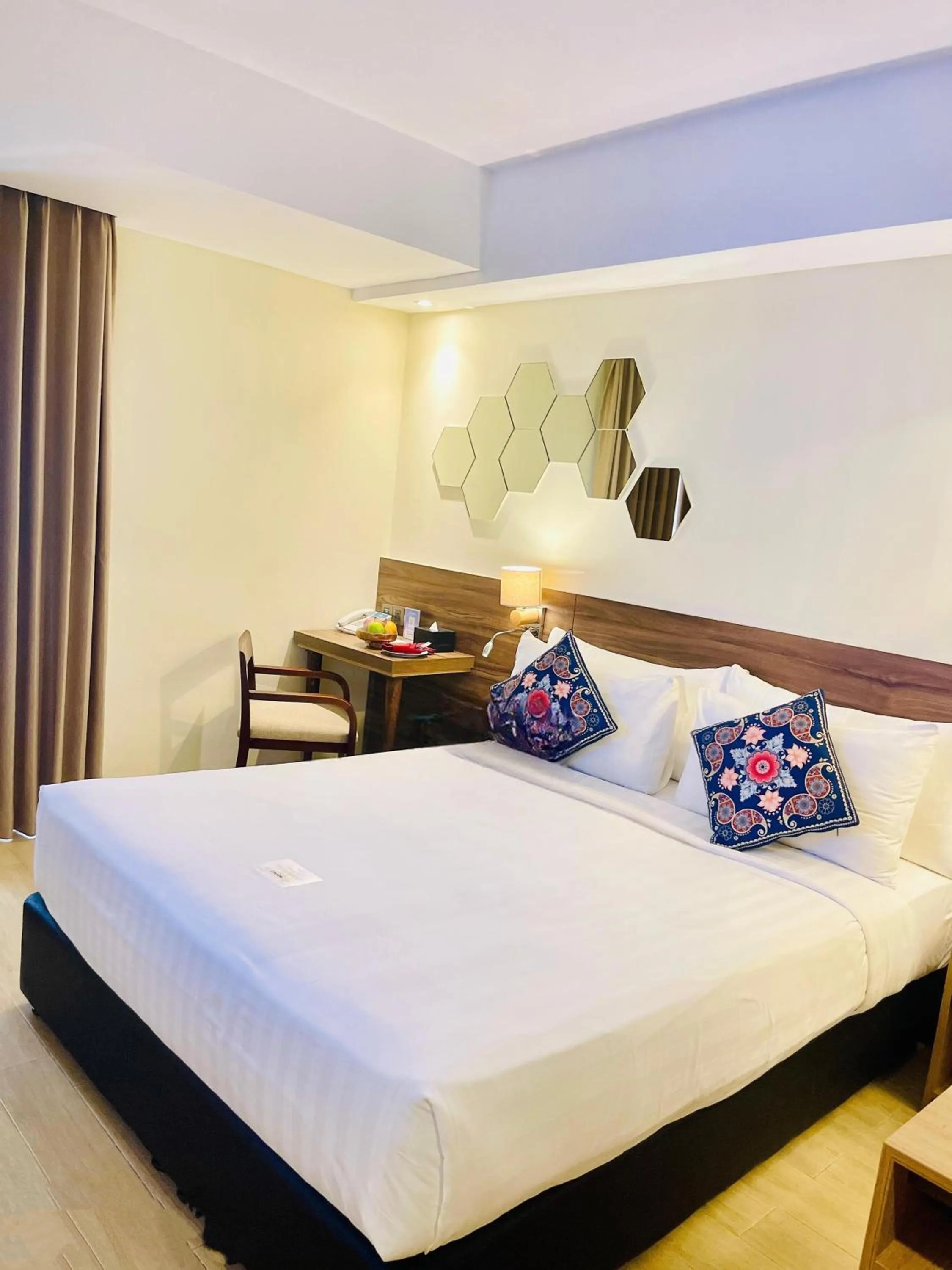Photo of the whole room, Bed in Golden Tulip Essential Tangerang