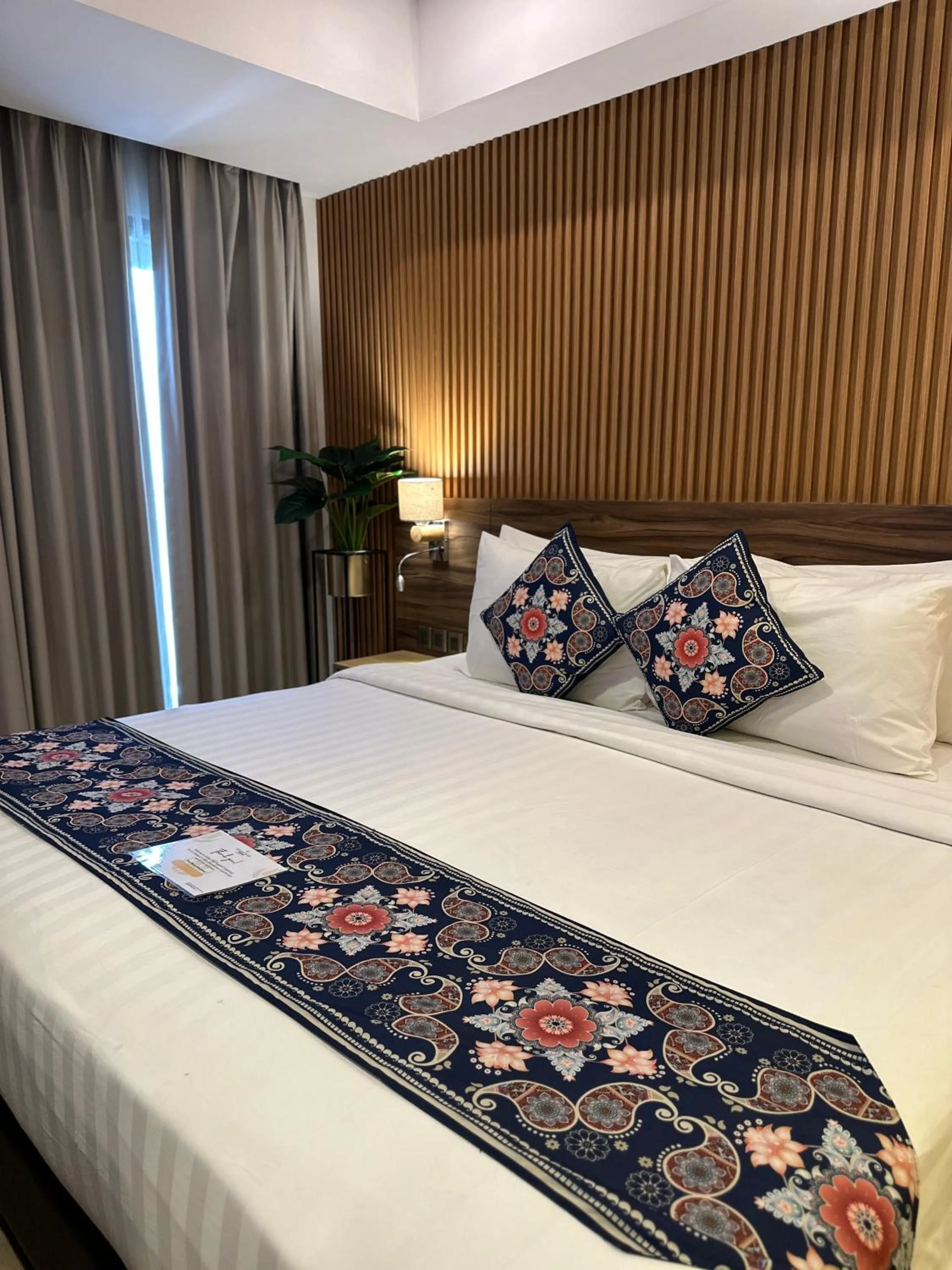 Bedroom, Bed in Golden Tulip Essential Tangerang