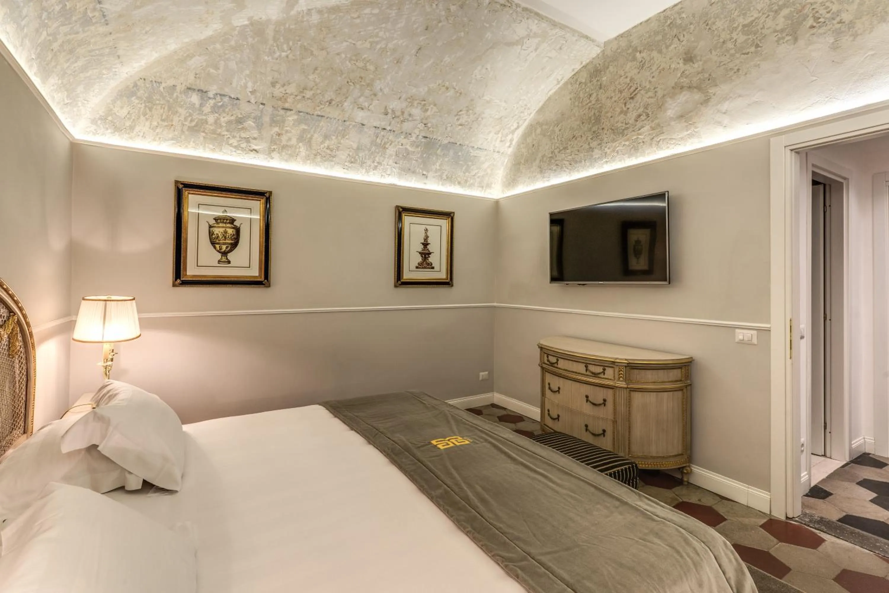 Bedroom, Bed in Eitch Borromini Palazzo Pamphilj