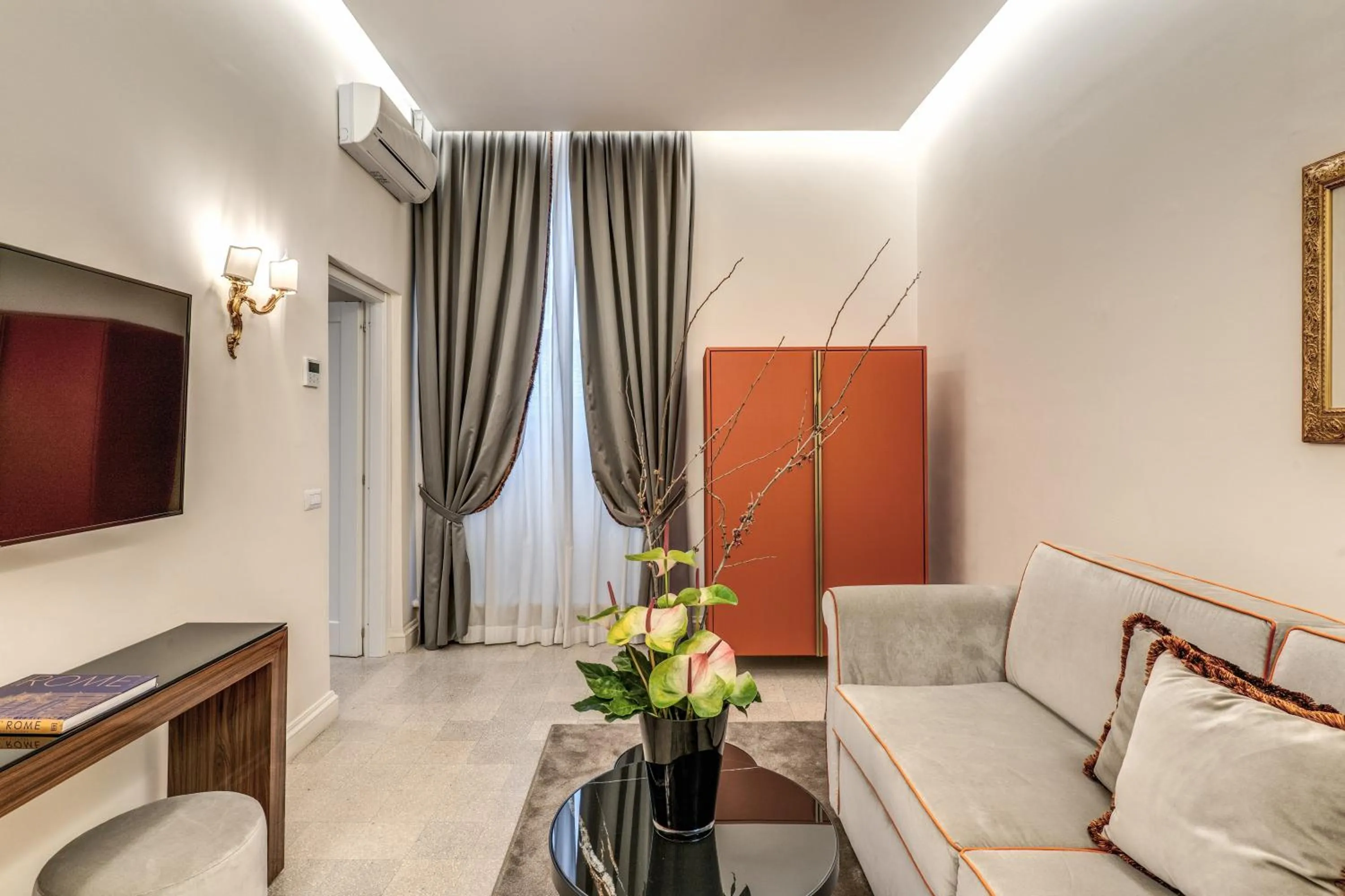 Living room, Bed in Eitch Borromini Palazzo Pamphilj