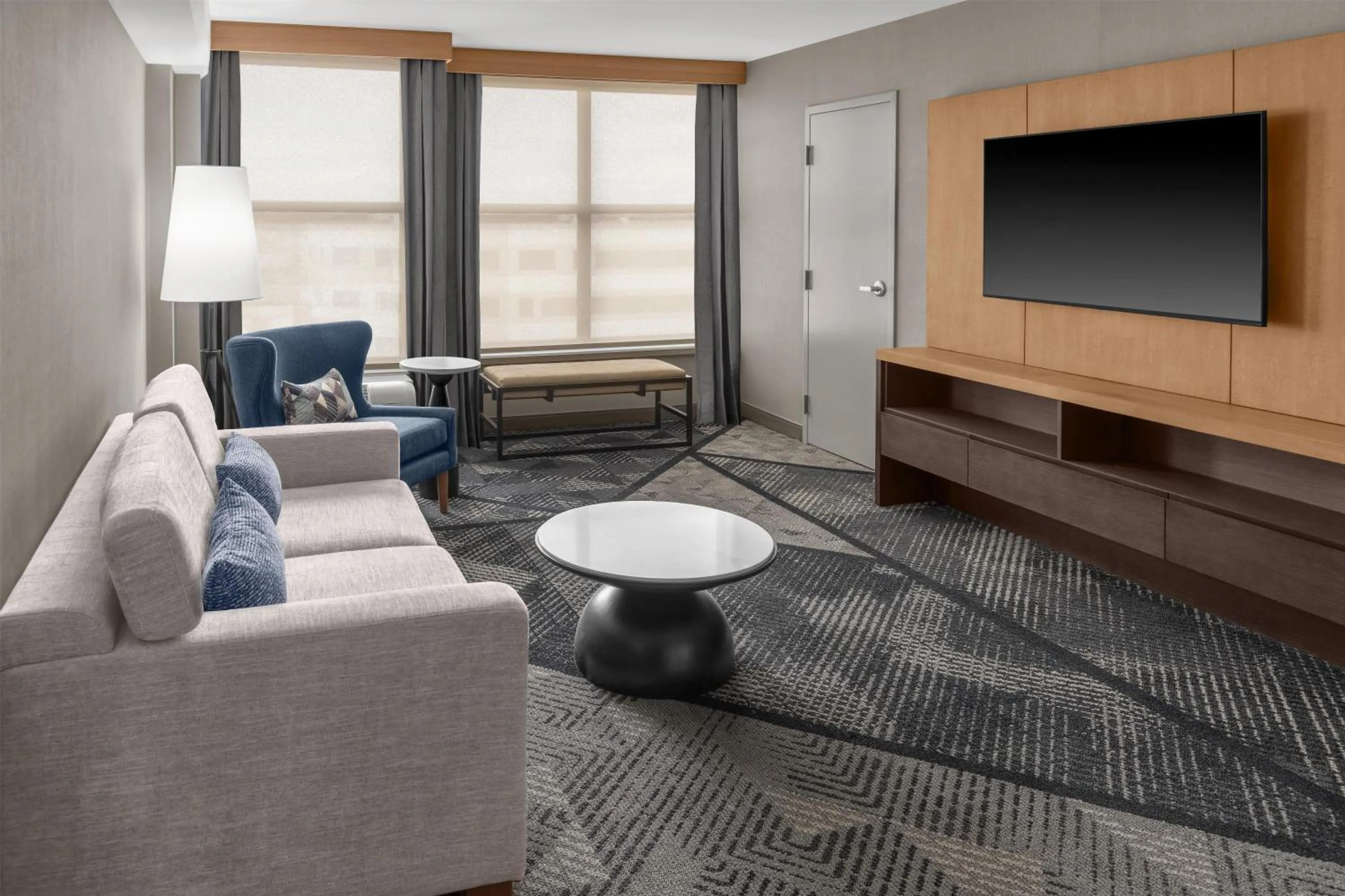 Living room in DoubleTree by Hilton Dayton Fairborn