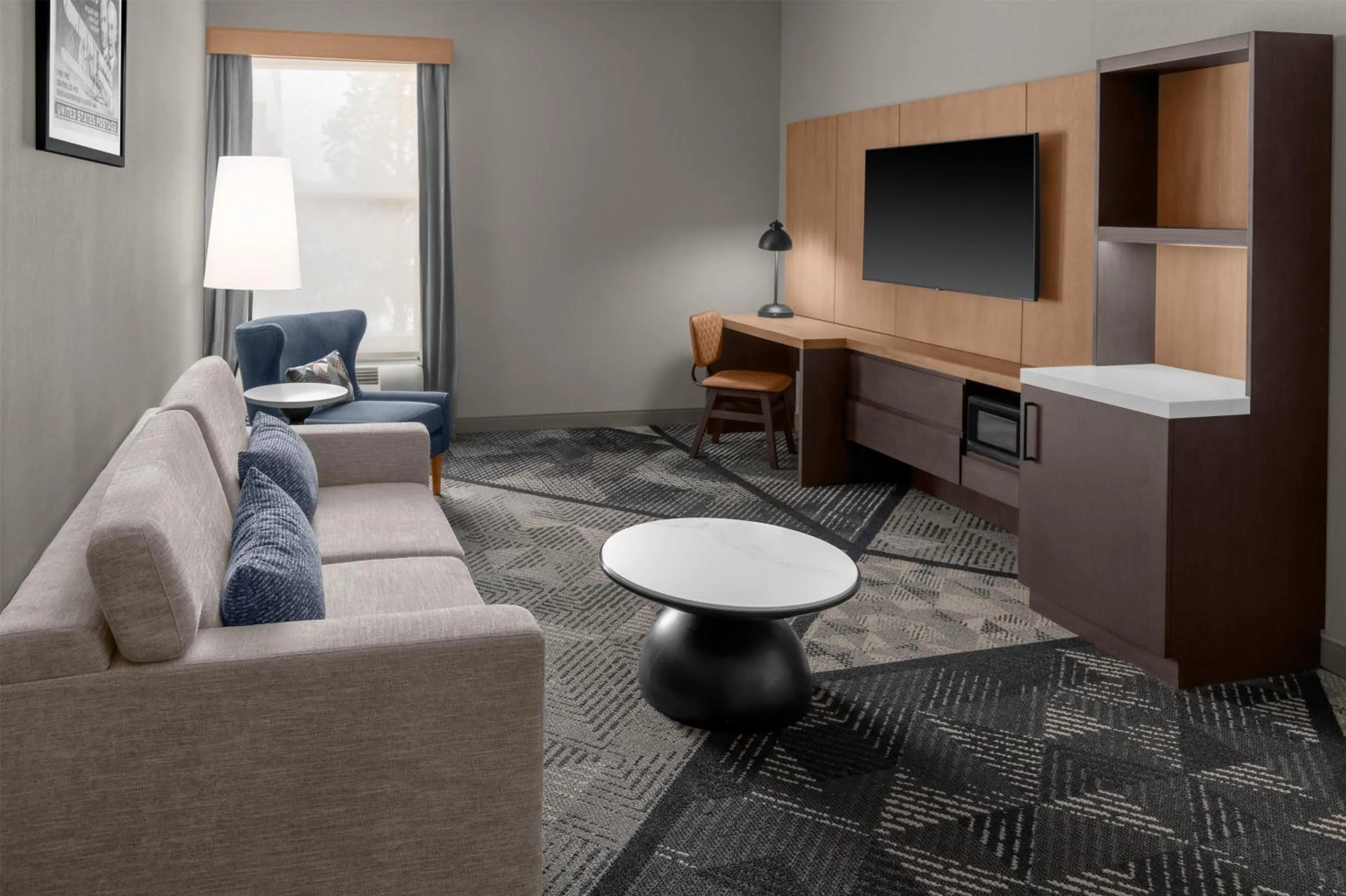 Living room in DoubleTree by Hilton Dayton Fairborn