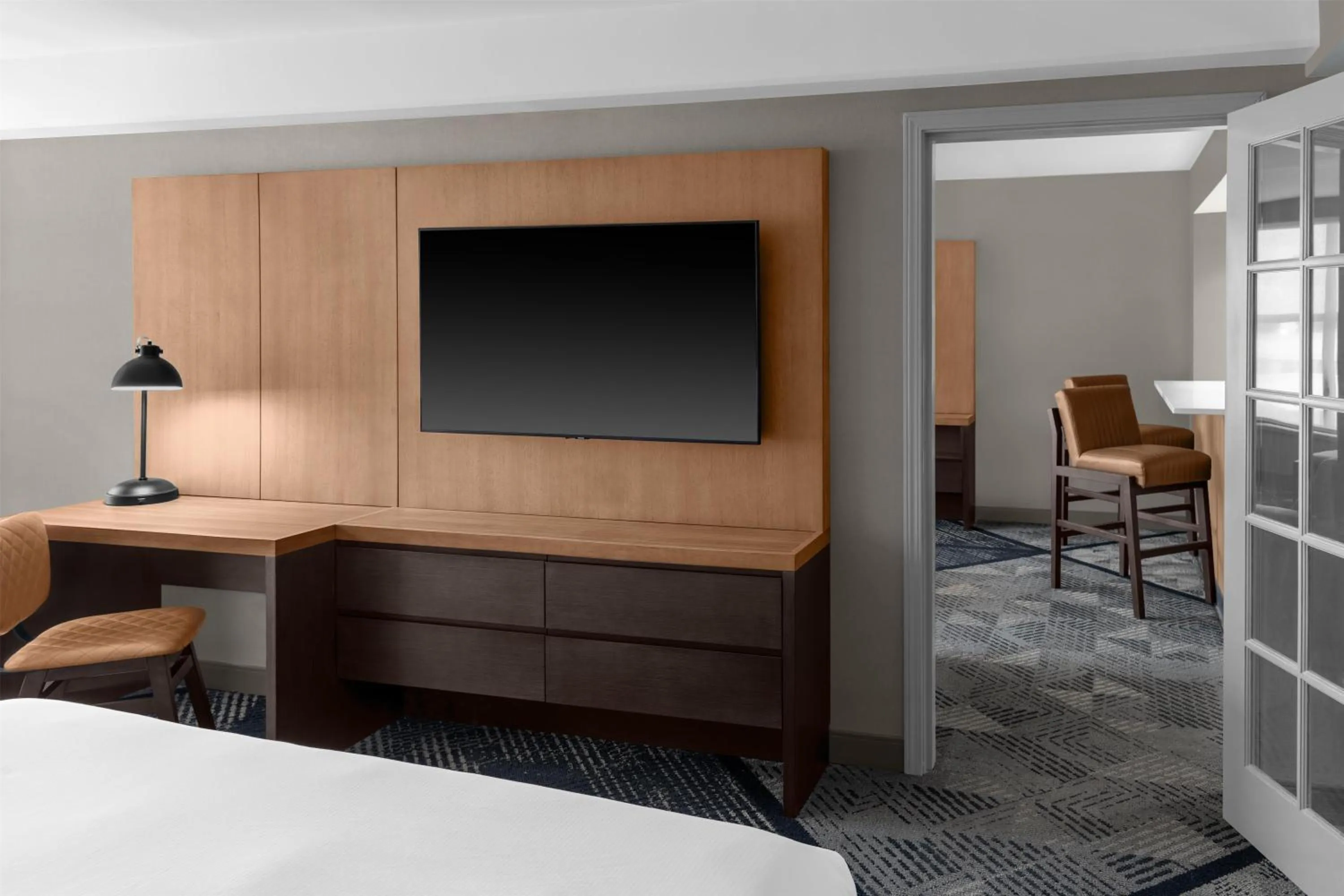 Living room, Bed in DoubleTree by Hilton Dayton Fairborn