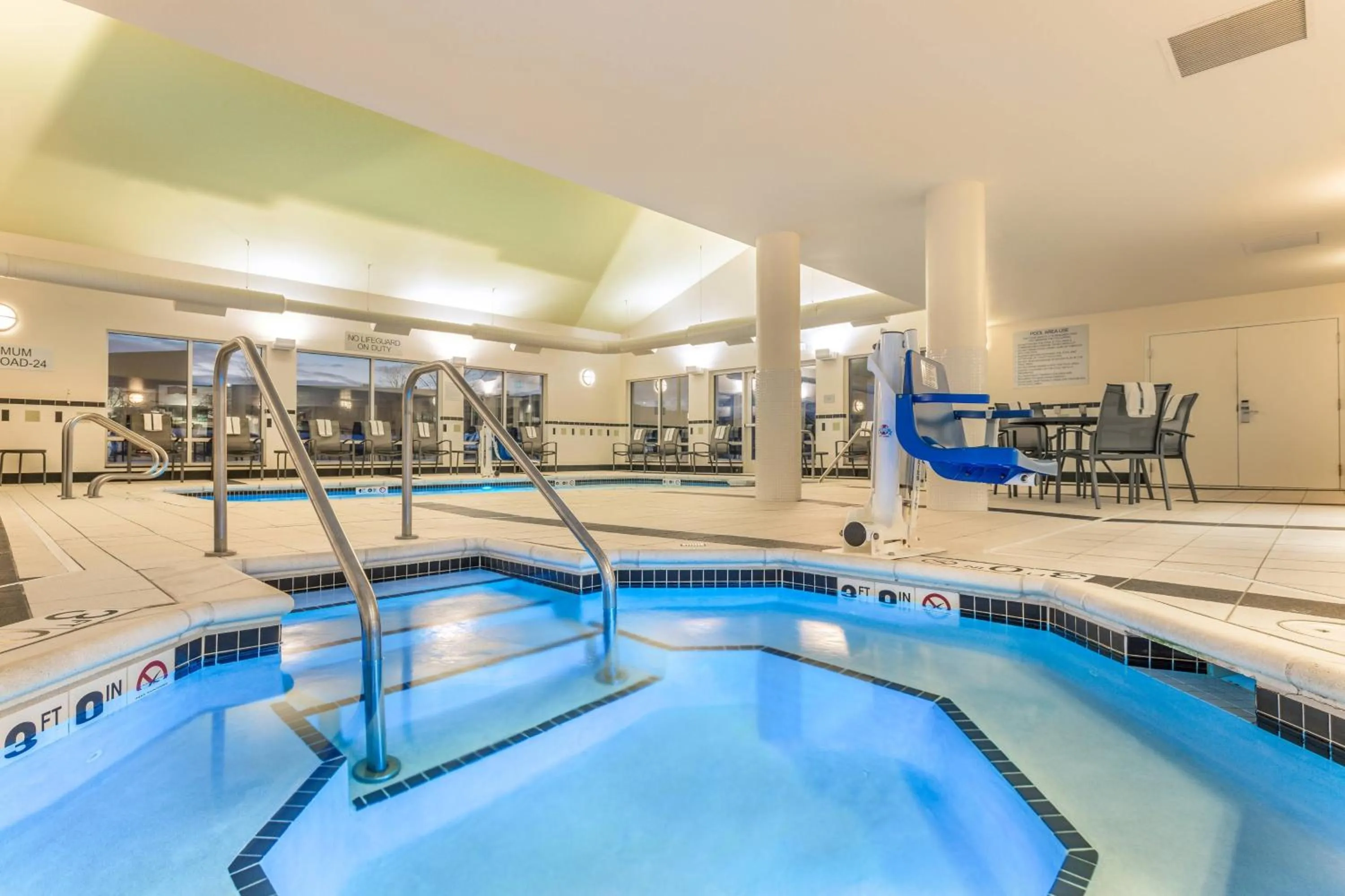 Swimming pool in Fairfield Inn and Suites by Marriott Madison East