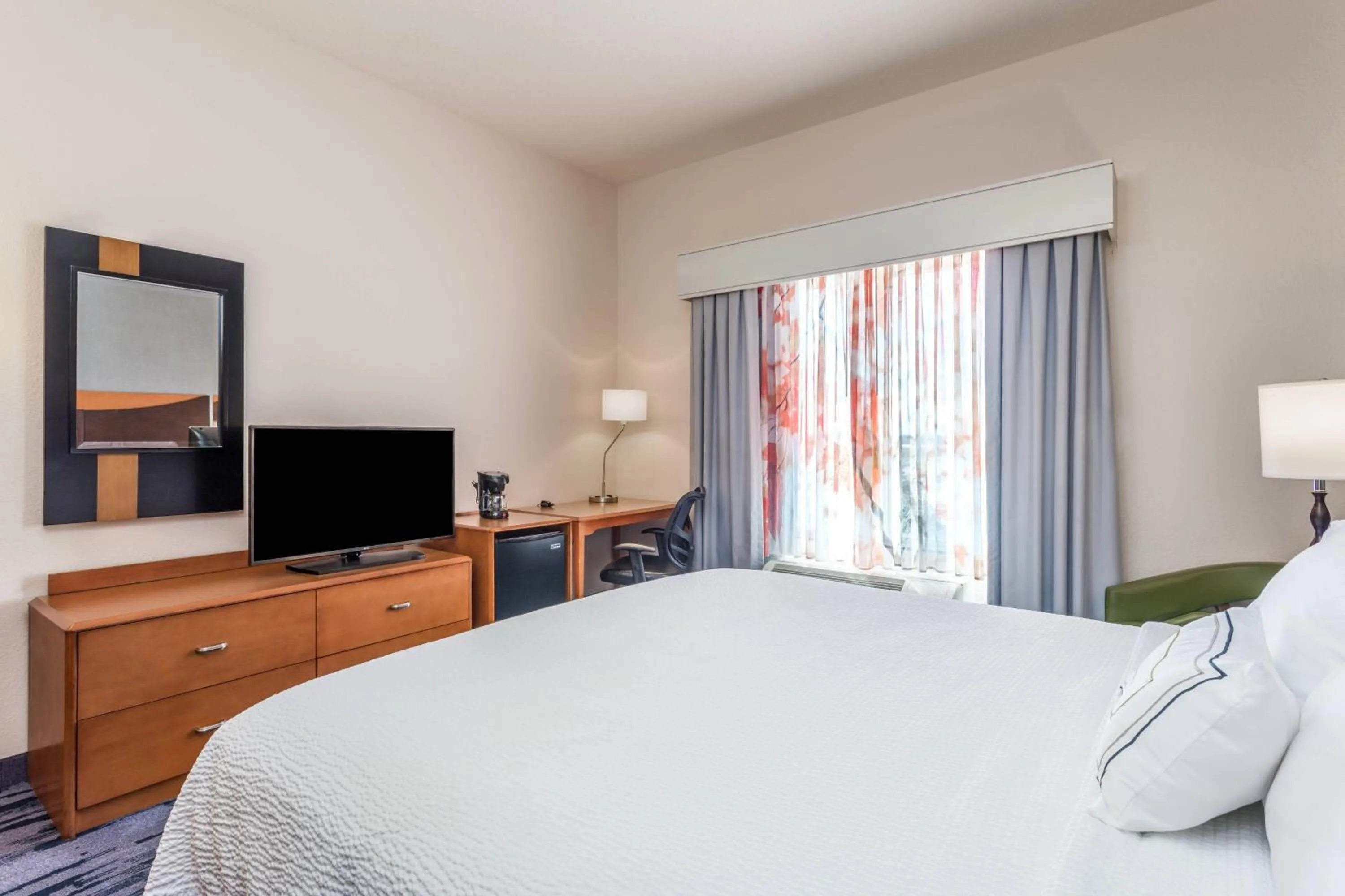 Photo of the whole room, Bed in Fairfield Inn and Suites by Marriott Madison East