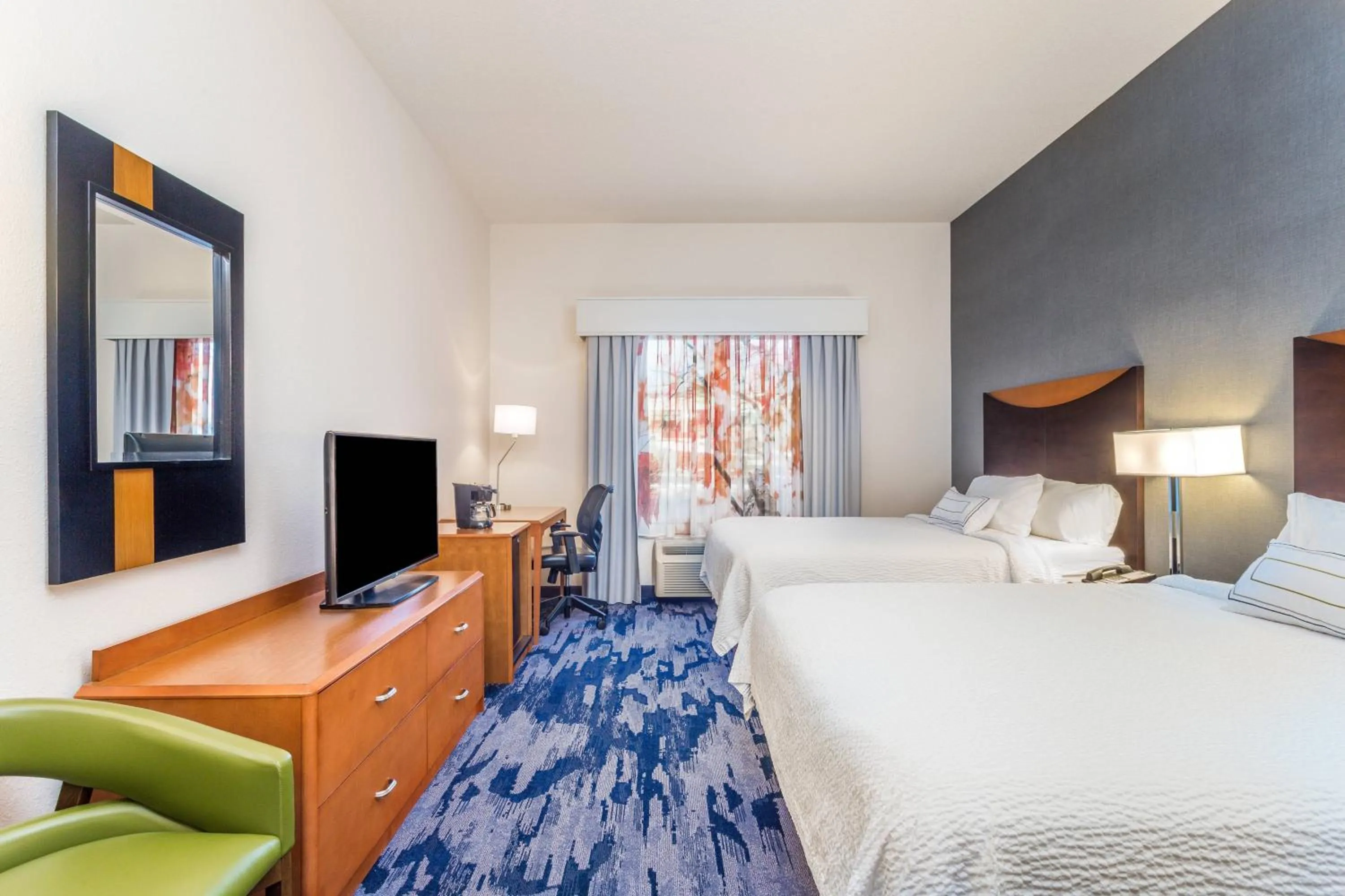 Photo of the whole room, Bed in Fairfield Inn and Suites by Marriott Madison East