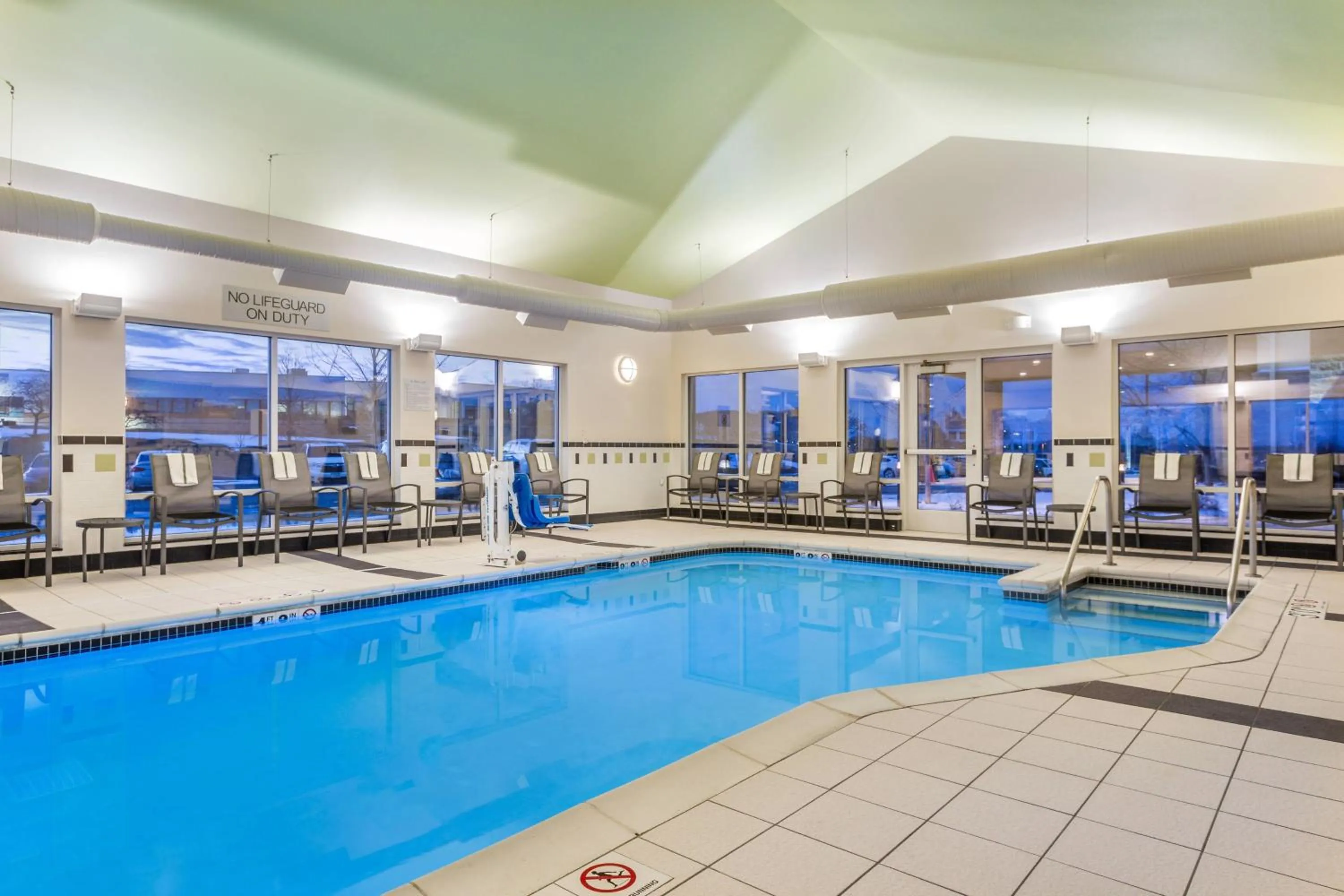 Swimming pool in Fairfield Inn and Suites by Marriott Madison East