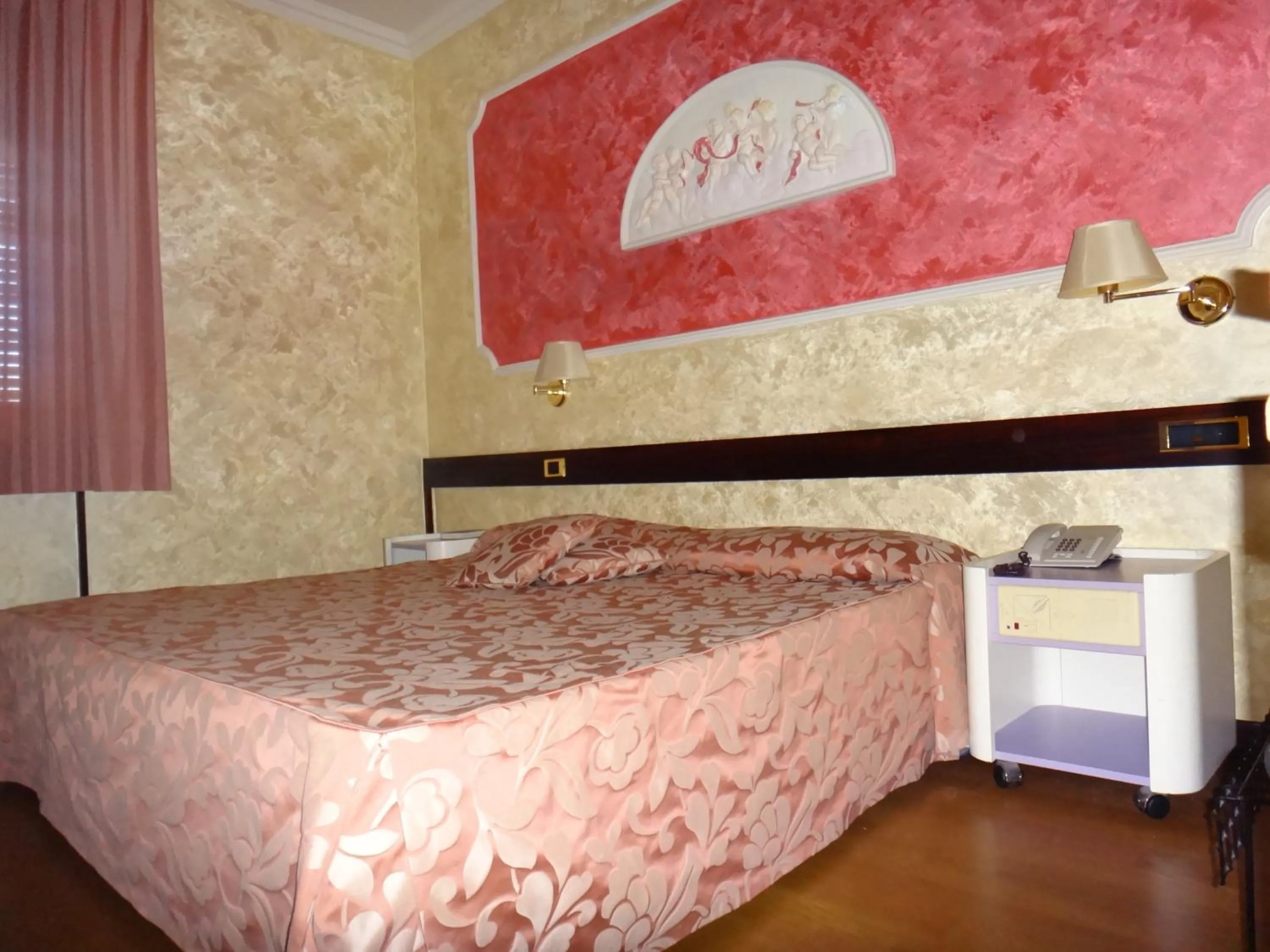 Photo of the whole room, Bed in Benny Hotel