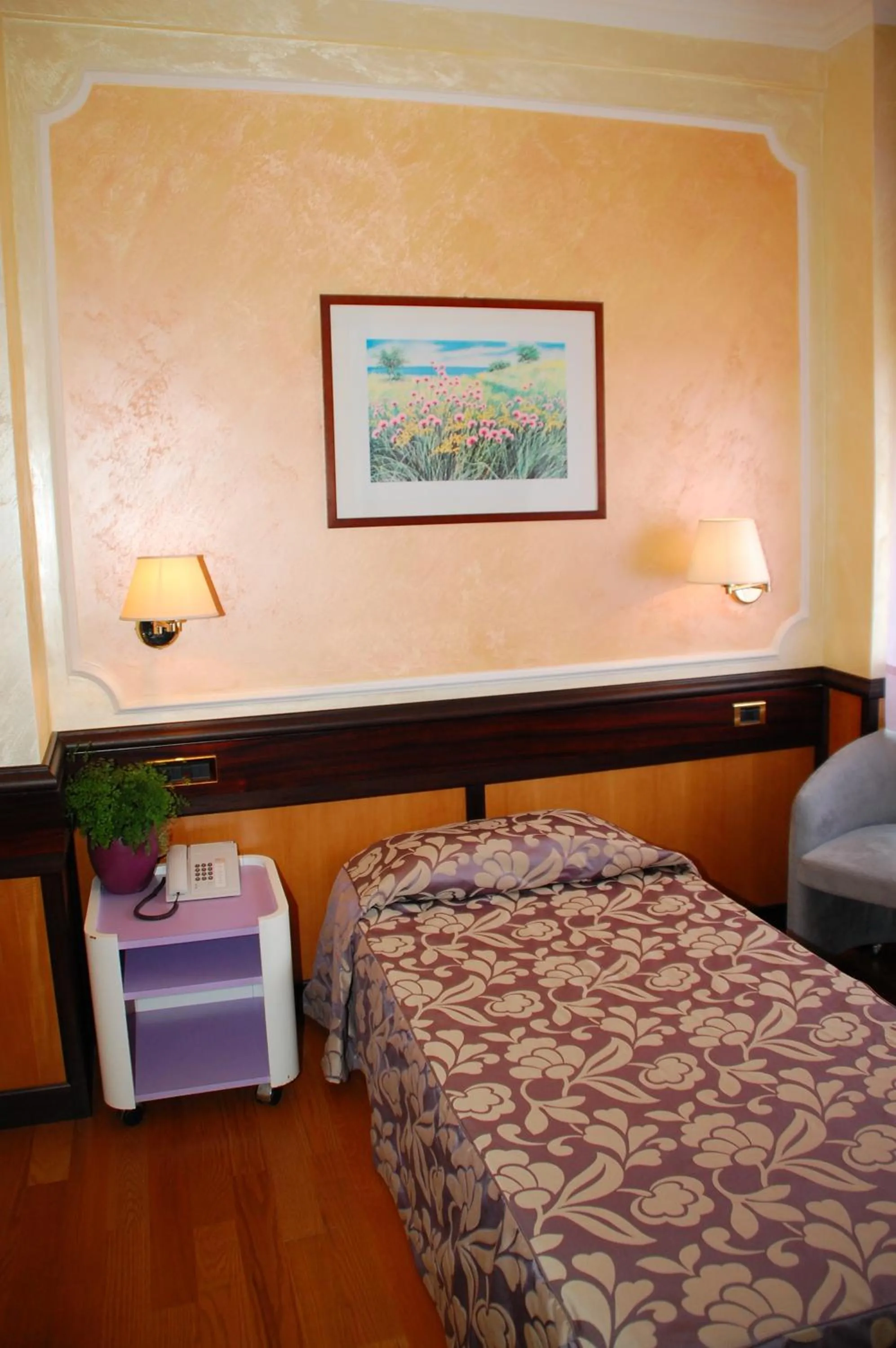 Photo of the whole room, Bed in Benny Hotel