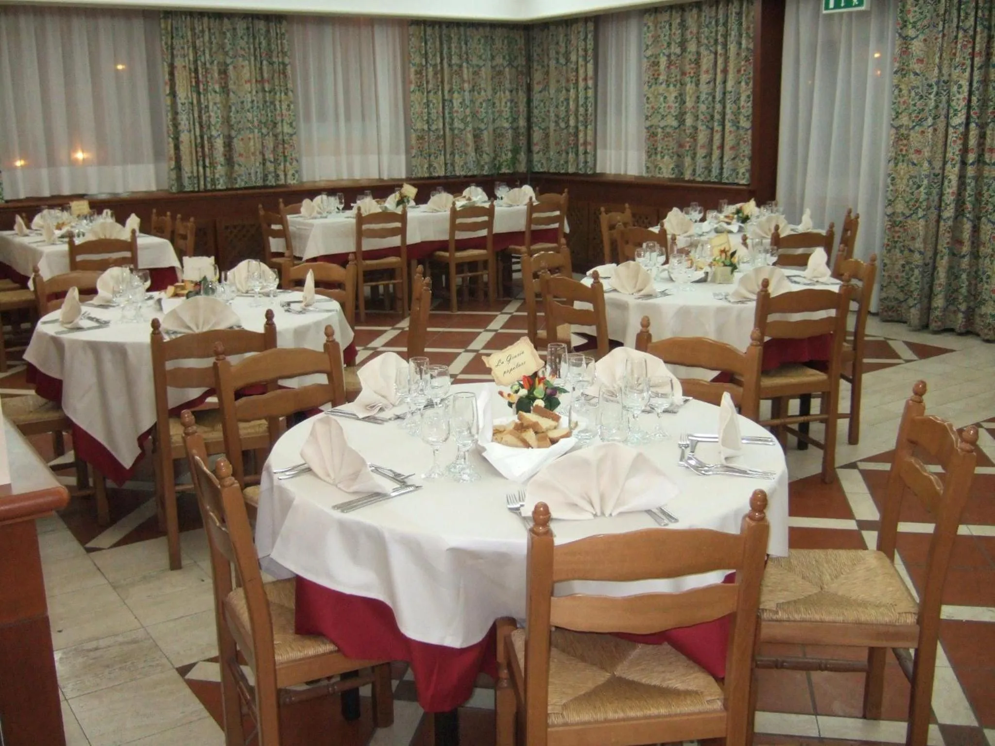 Restaurant/places to eat in Benny Hotel