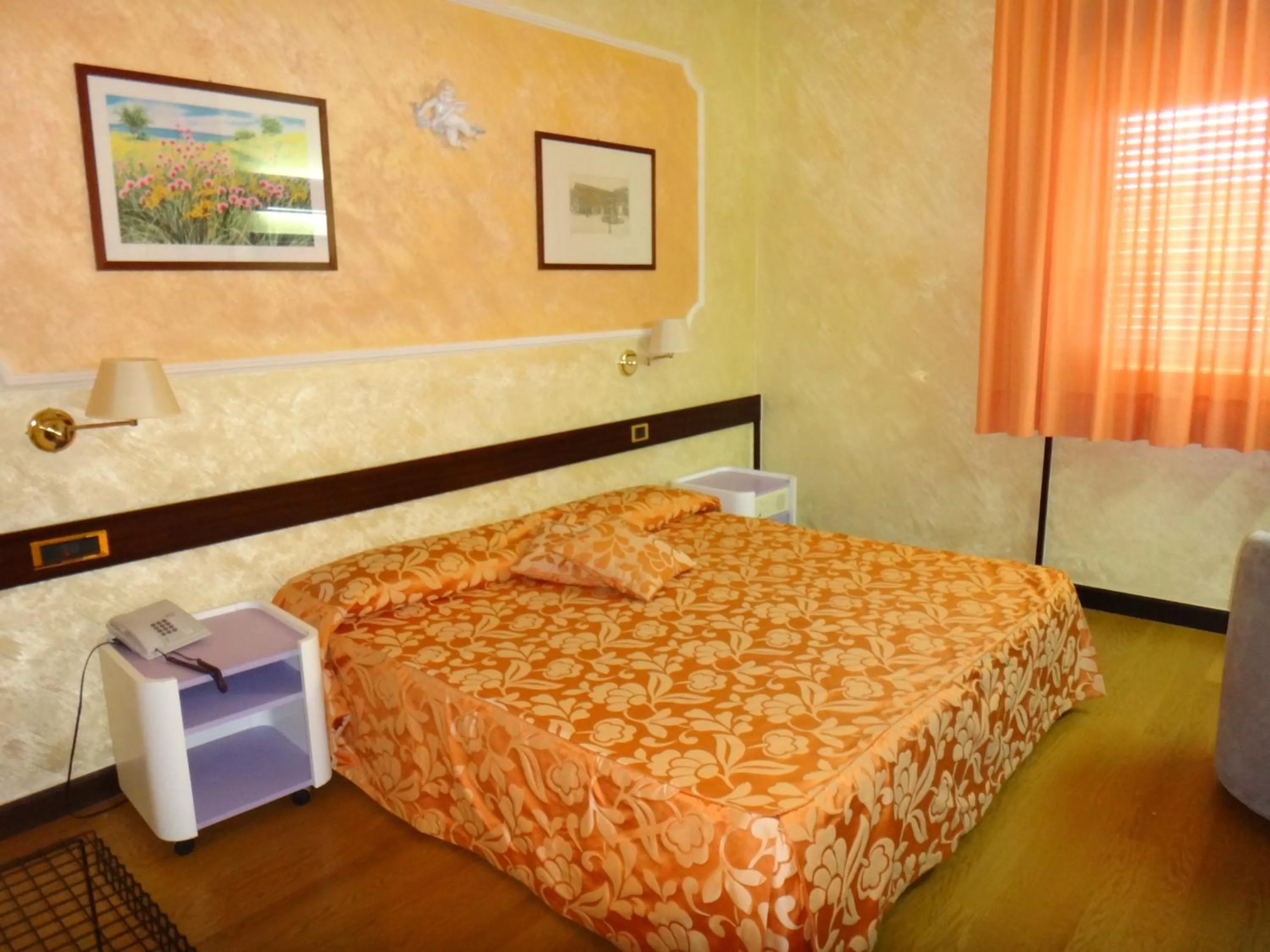 Photo of the whole room, Bed in Benny Hotel