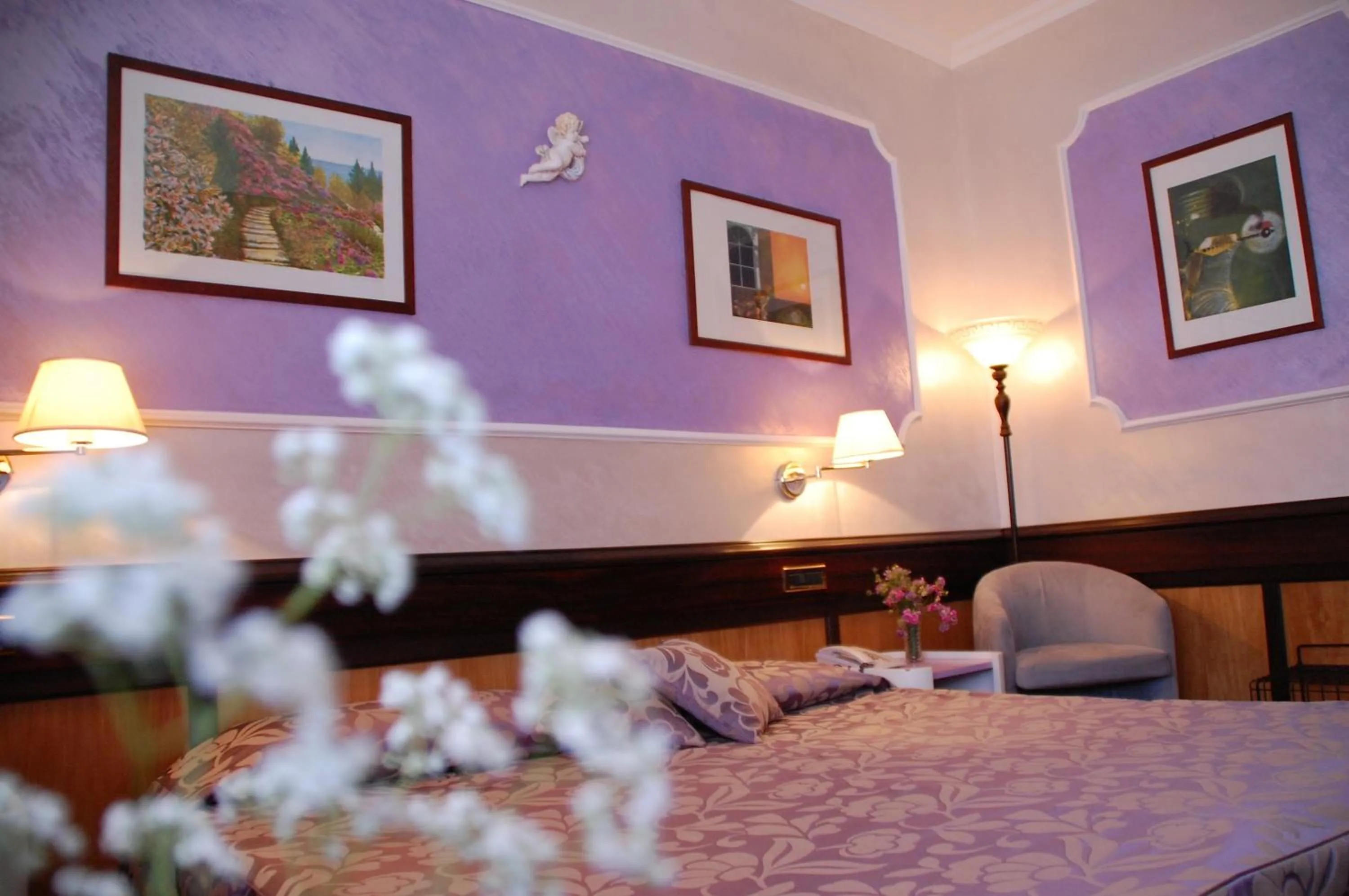 Photo of the whole room, Bed in Benny Hotel