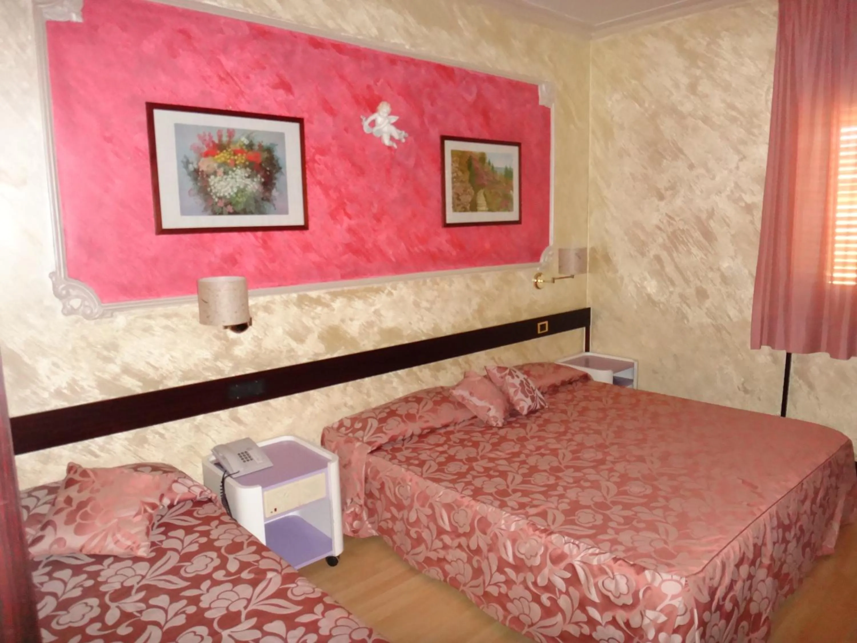 Photo of the whole room, Bed in Benny Hotel