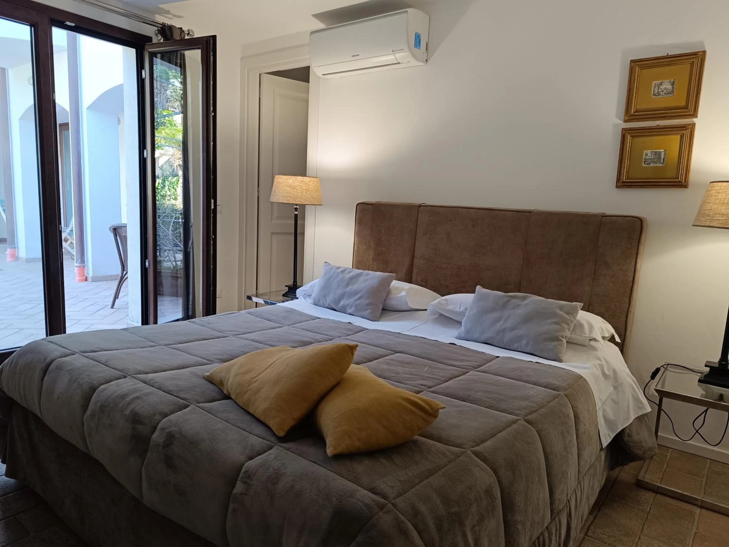 Bed in B & B Villa Flora