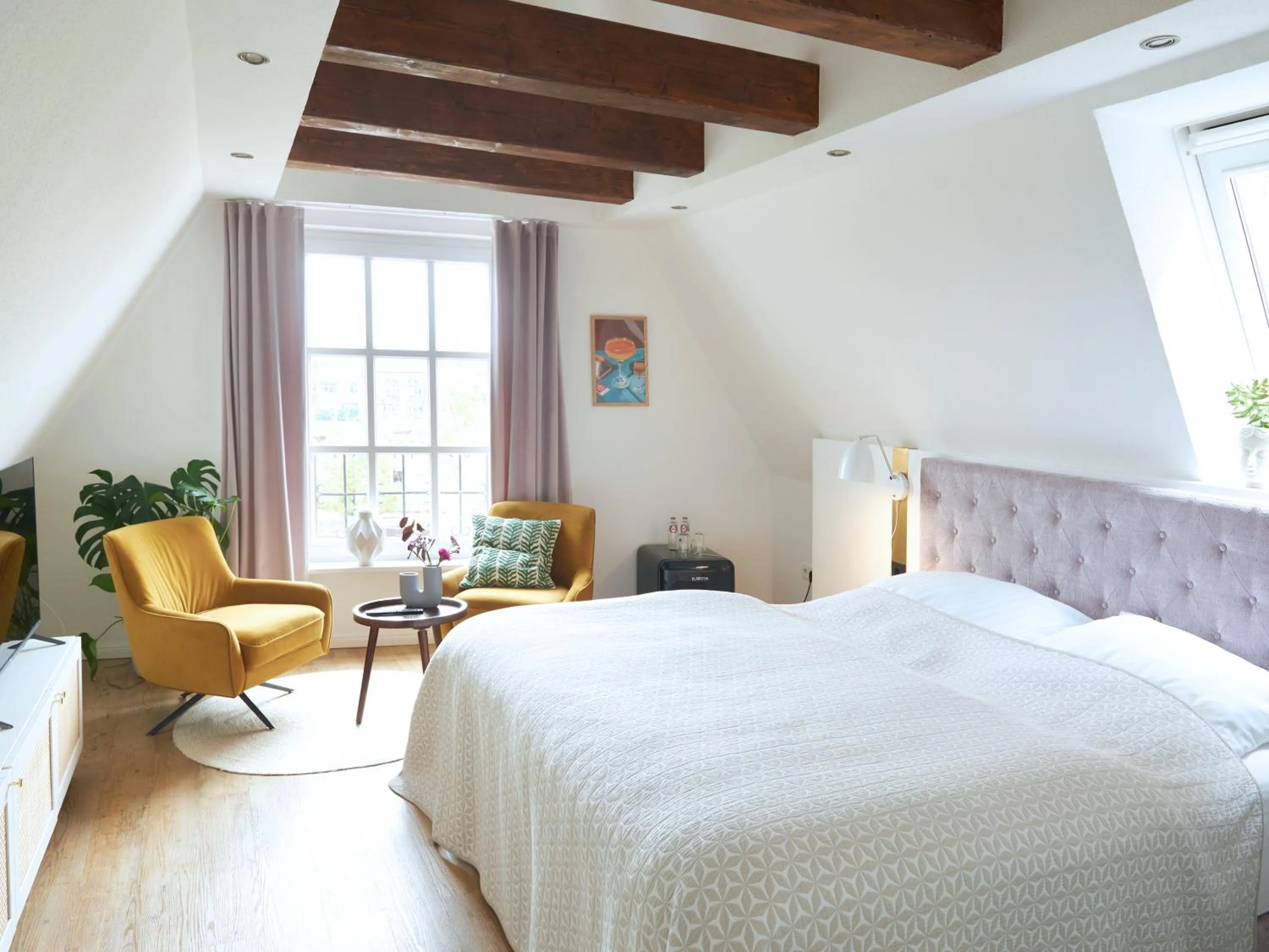 Photo of the whole room, Bed in Five Rooms