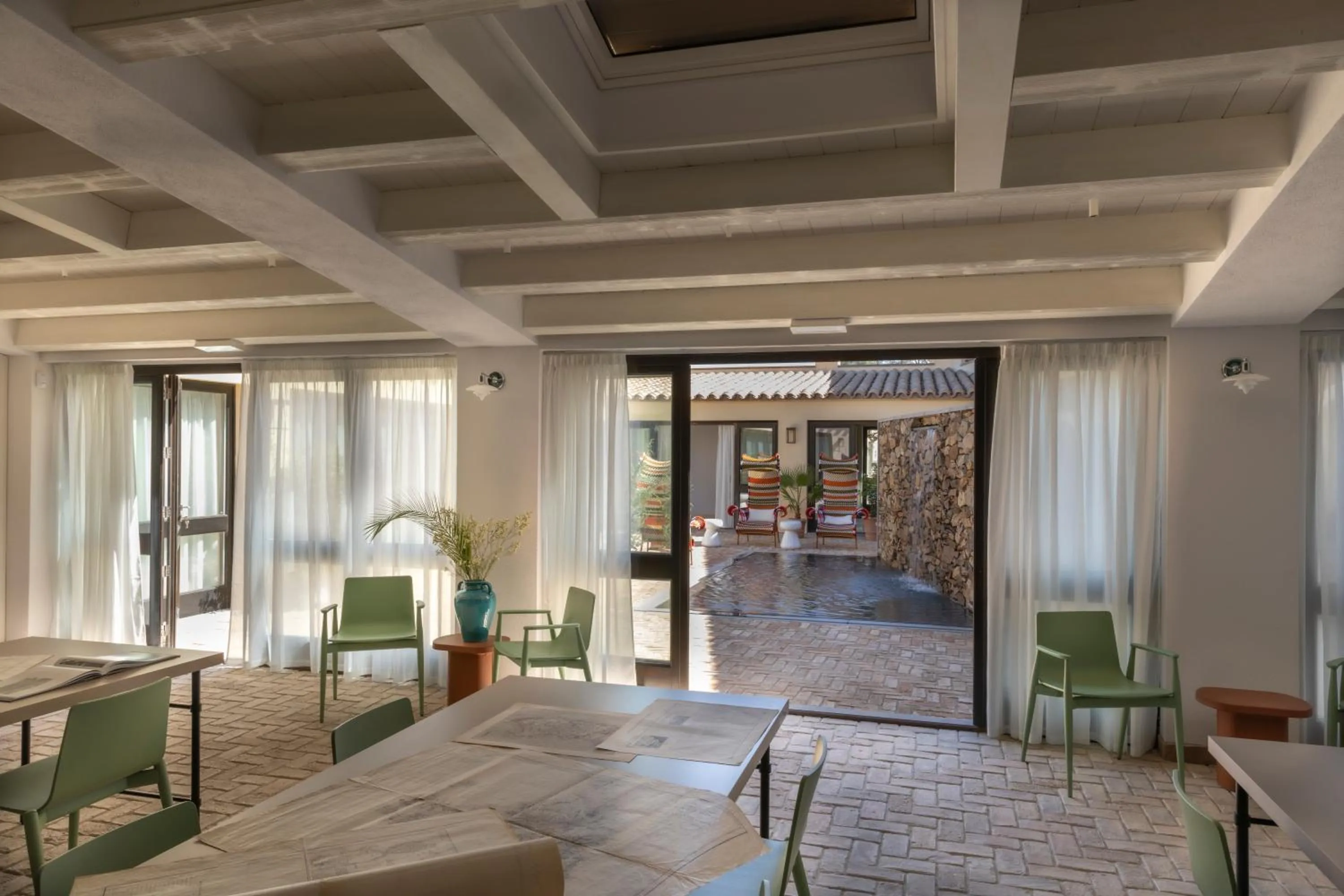 Library in Hotel Le Dune Piscinas