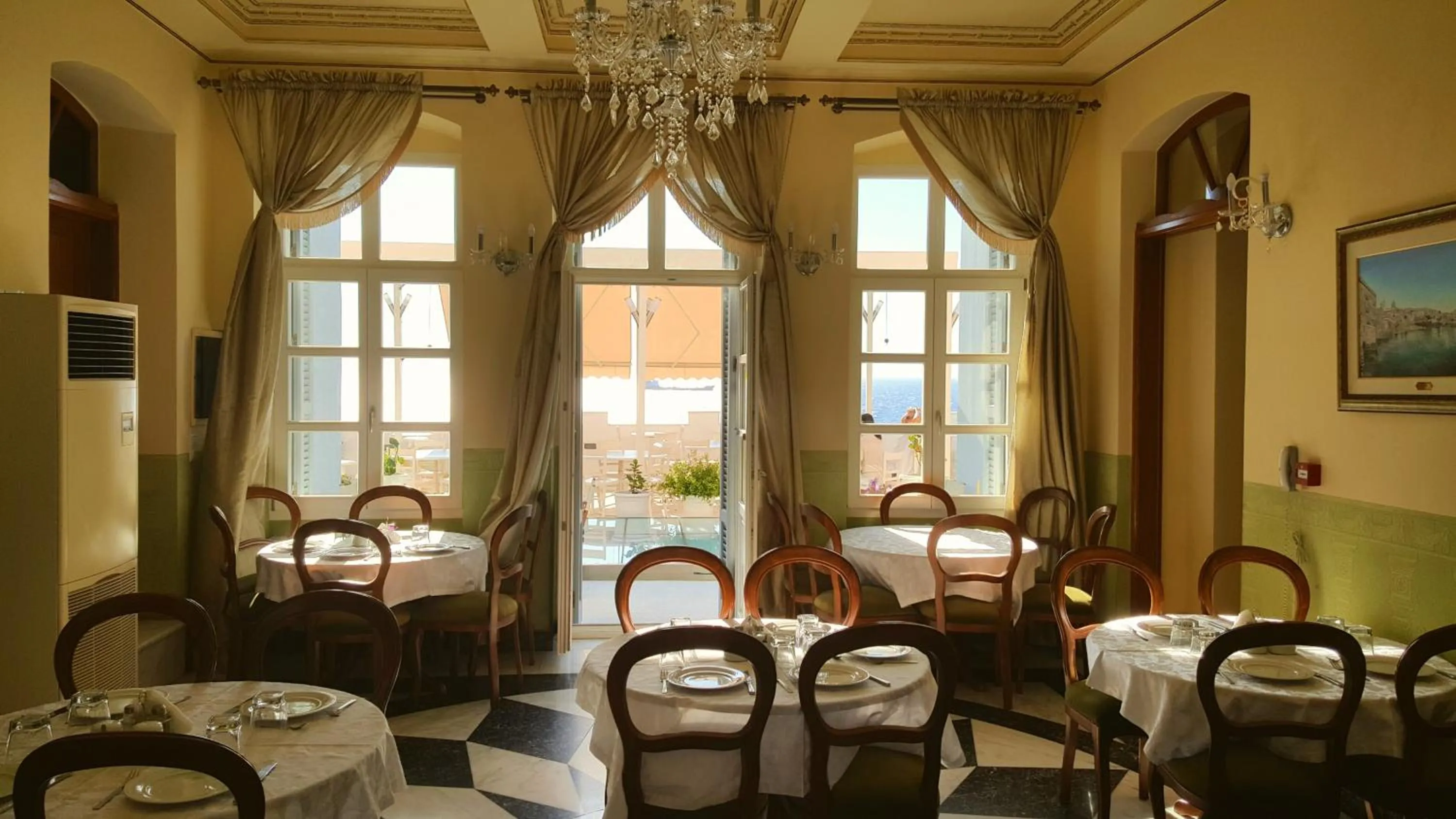 Restaurant/places to eat in Apollonion Palace