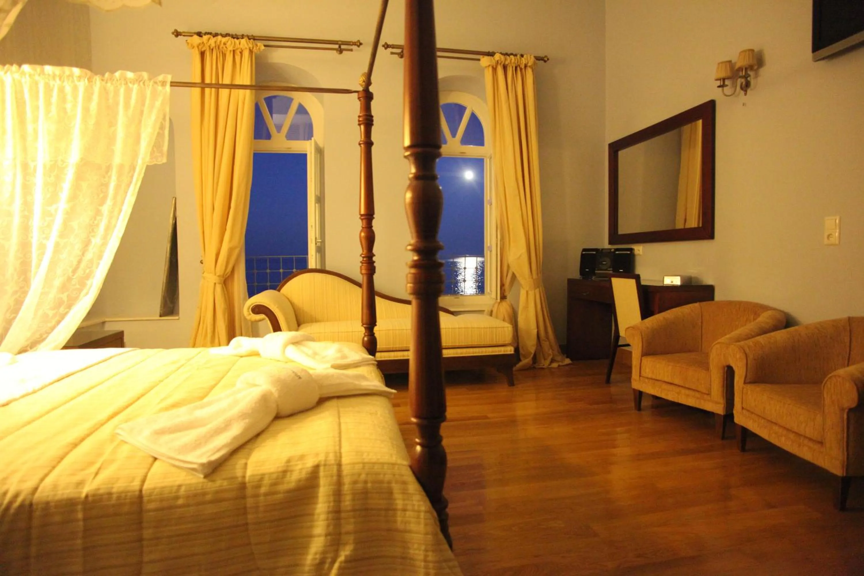 Photo of the whole room, Bed in Apollonion Palace