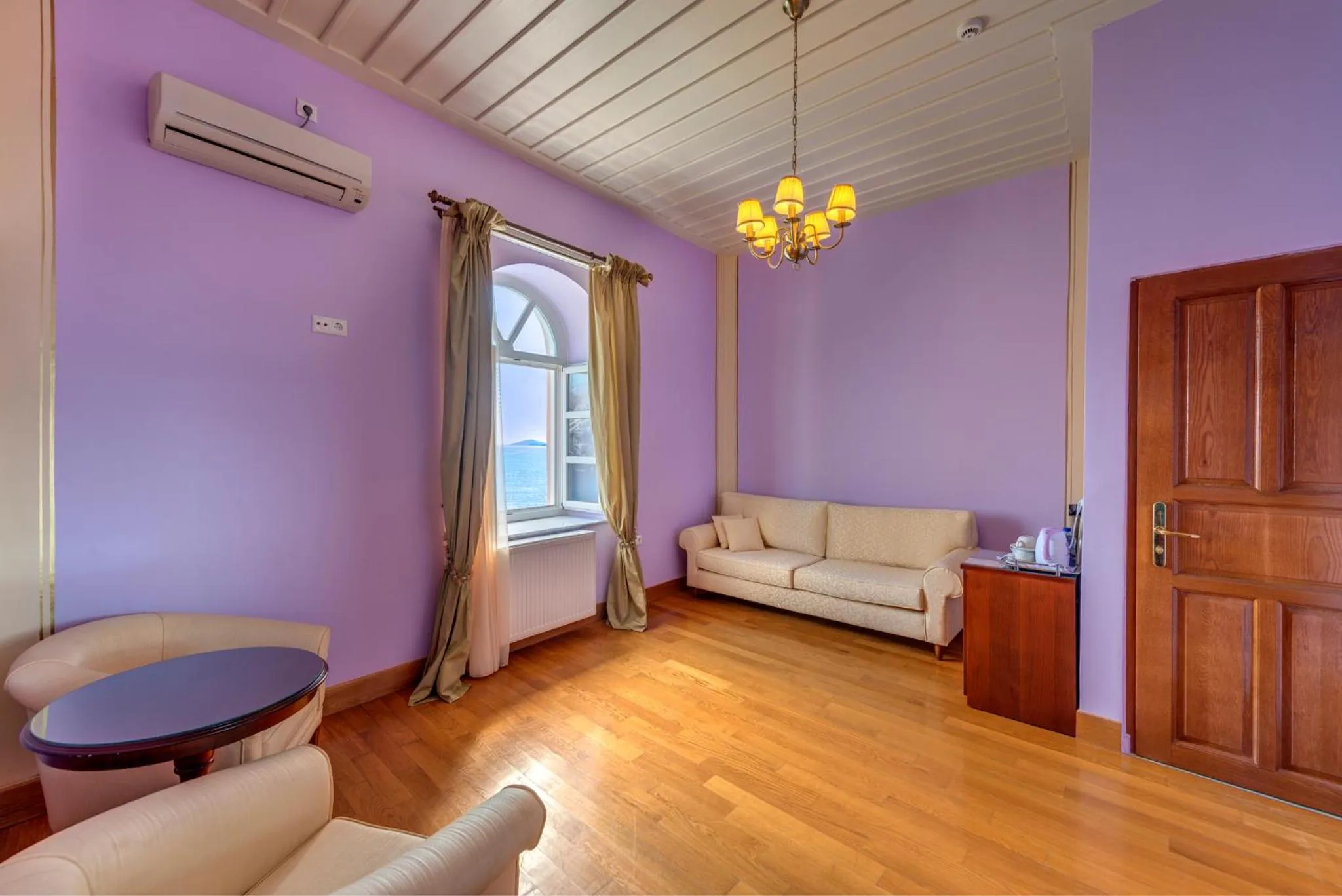 Living room in Apollonion Palace