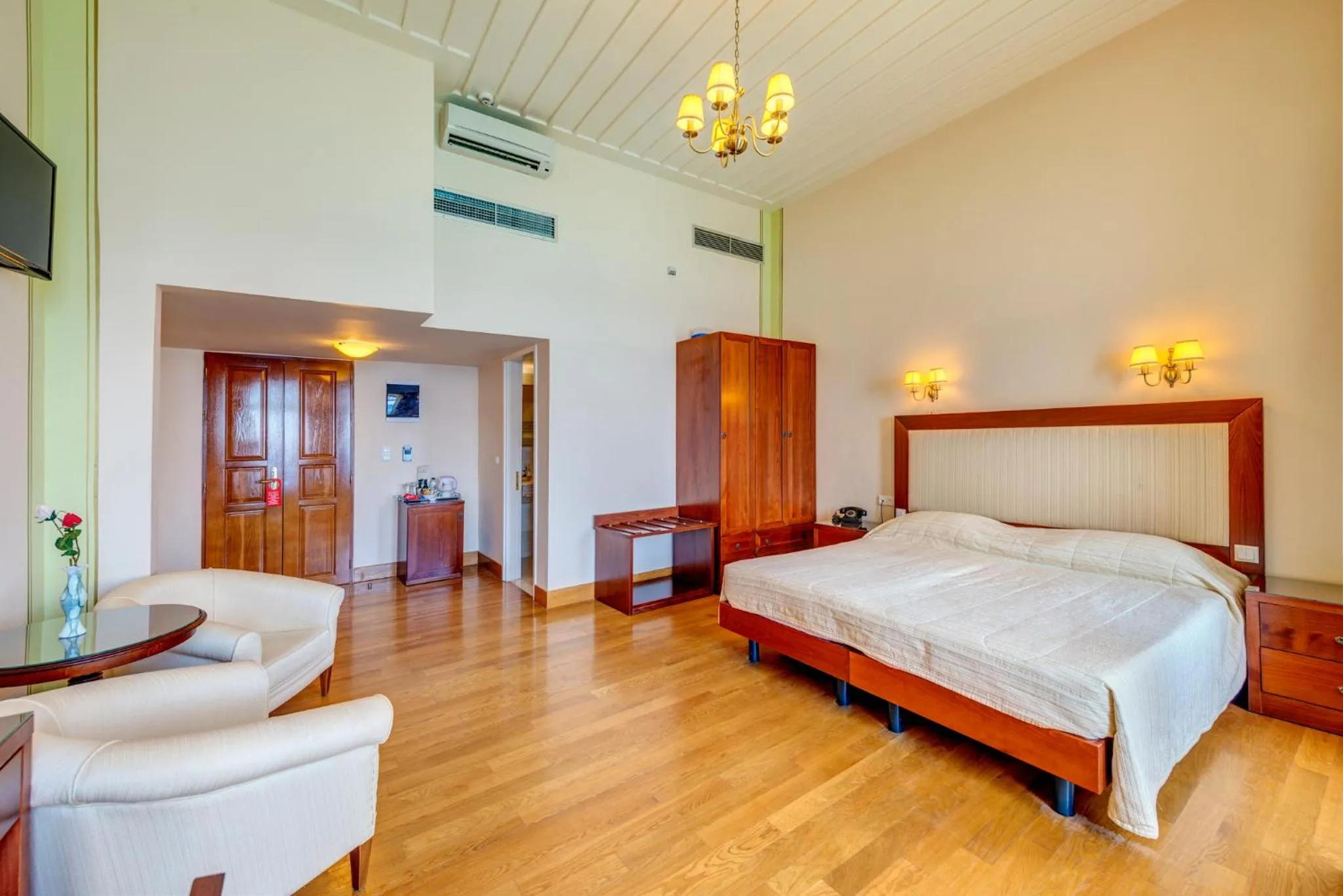 Photo of the whole room, Bed in Apollonion Palace