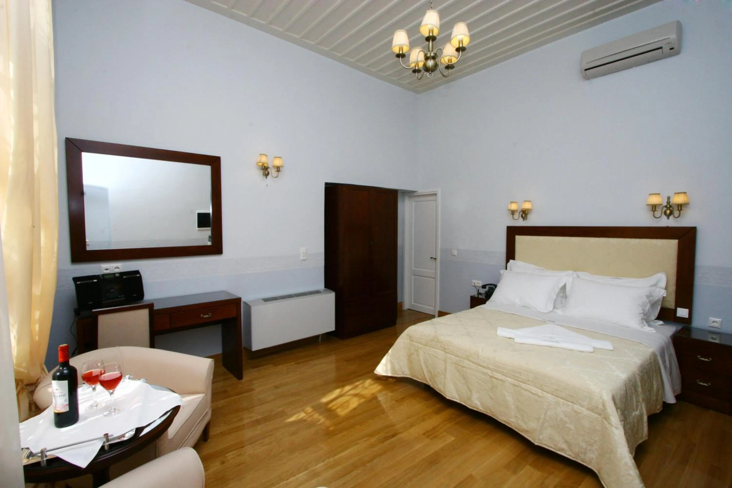 Photo of the whole room, Bed in Apollonion Palace